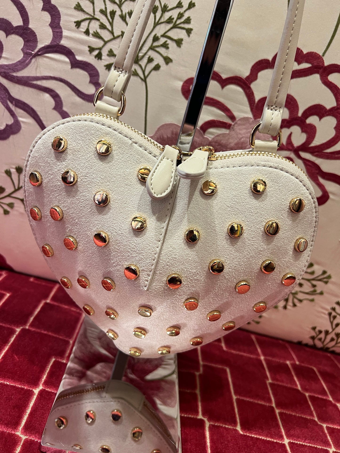 Borsa a forma di cuore con borchie scamosciata con tracolla ghiaccio