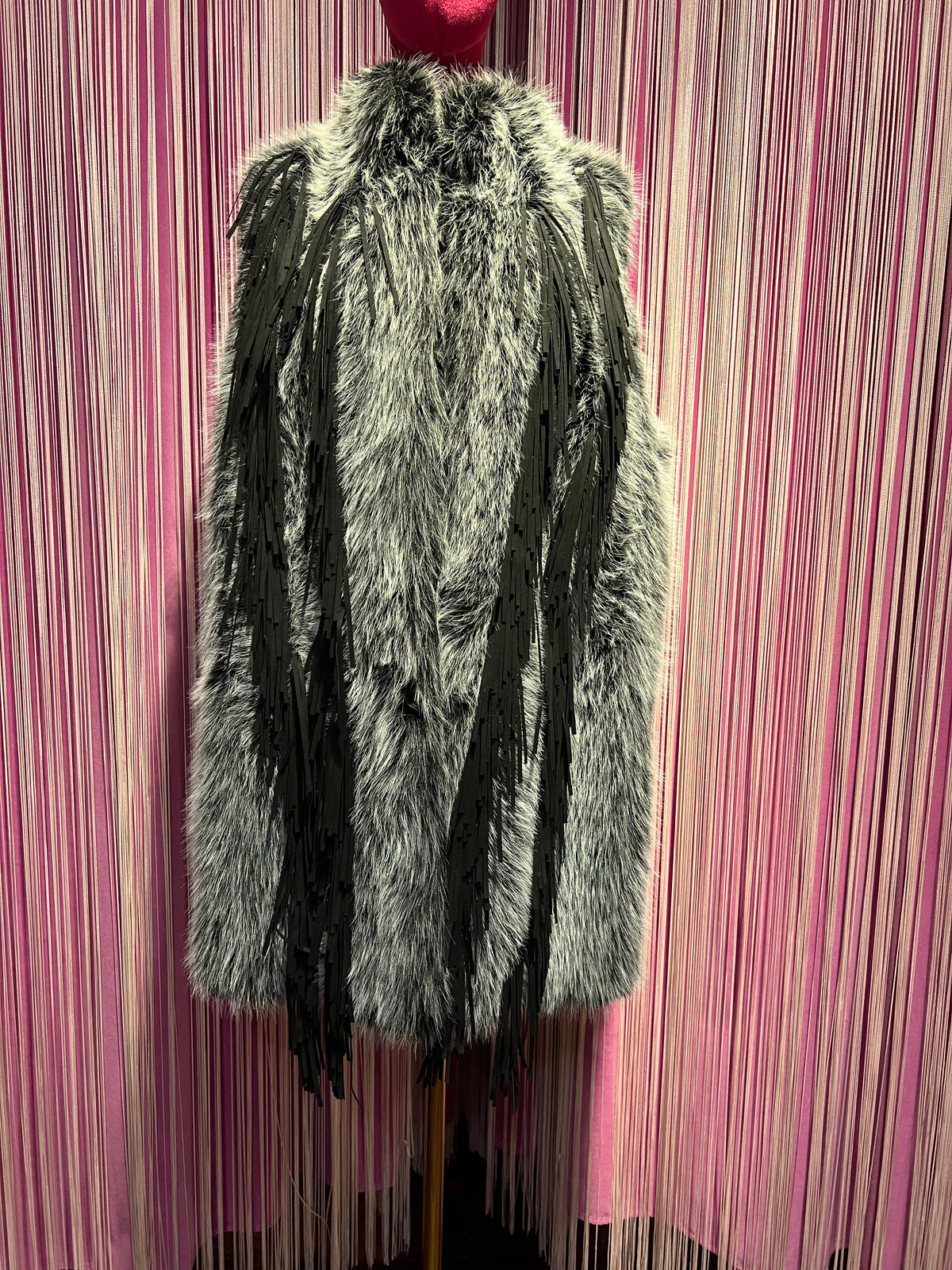 Uncommon gilet di simil pelliccia con frange nero e bianco vestibilita’ over