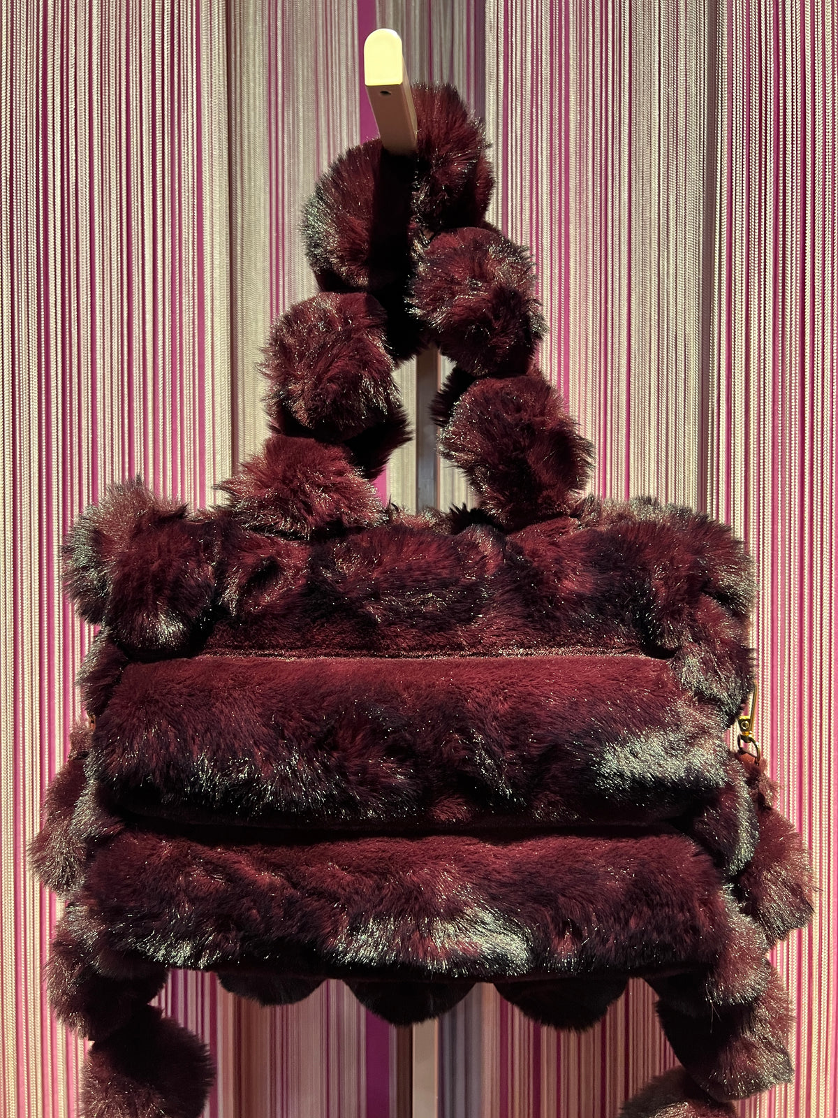 The room borsa due manici burgundy in simil pelliccia effetto visone con tracolla