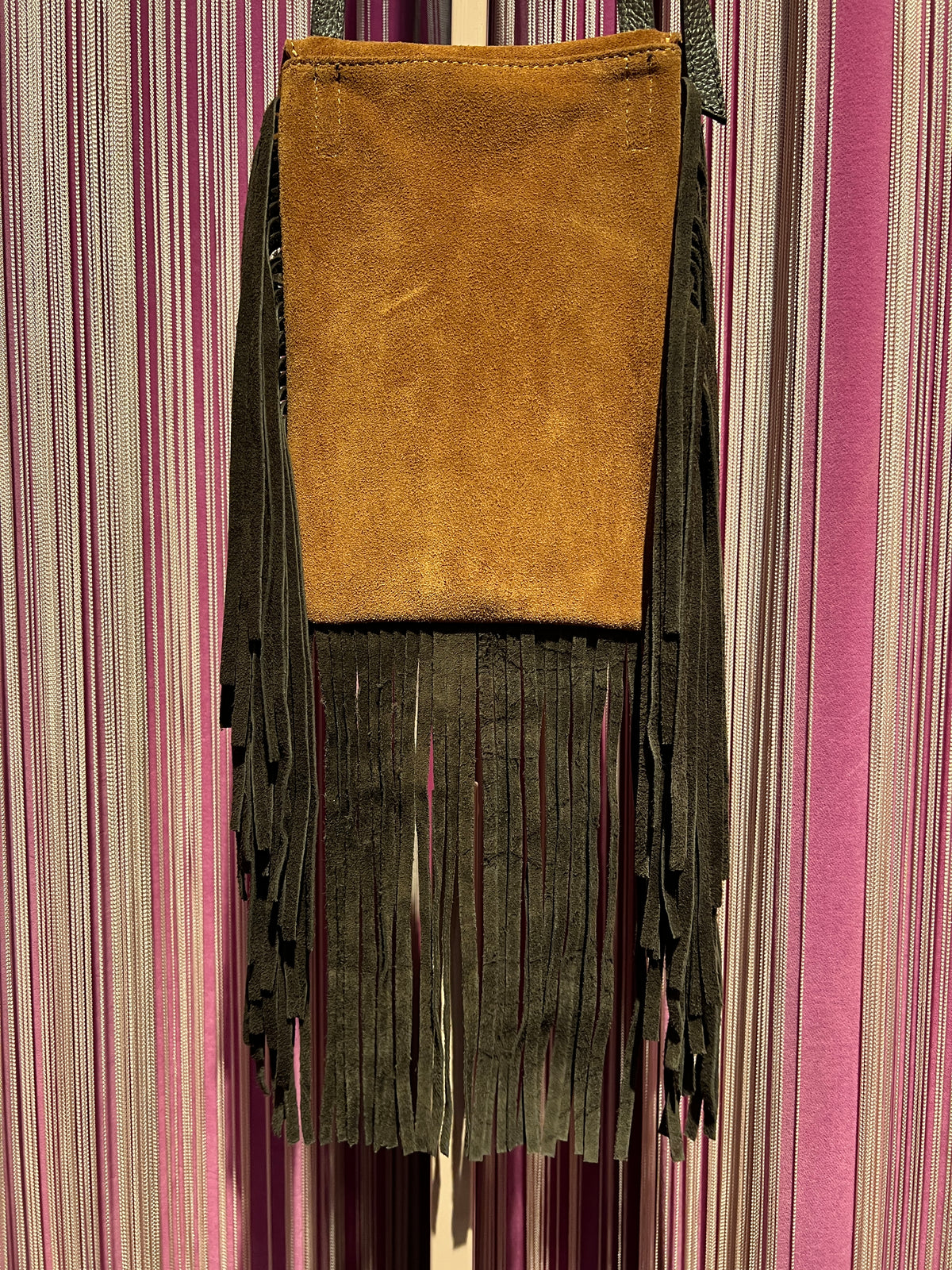 Love & roses borsa tracollina TEXAS in suede con frange ,nappina e mini  pochette, colore cognac