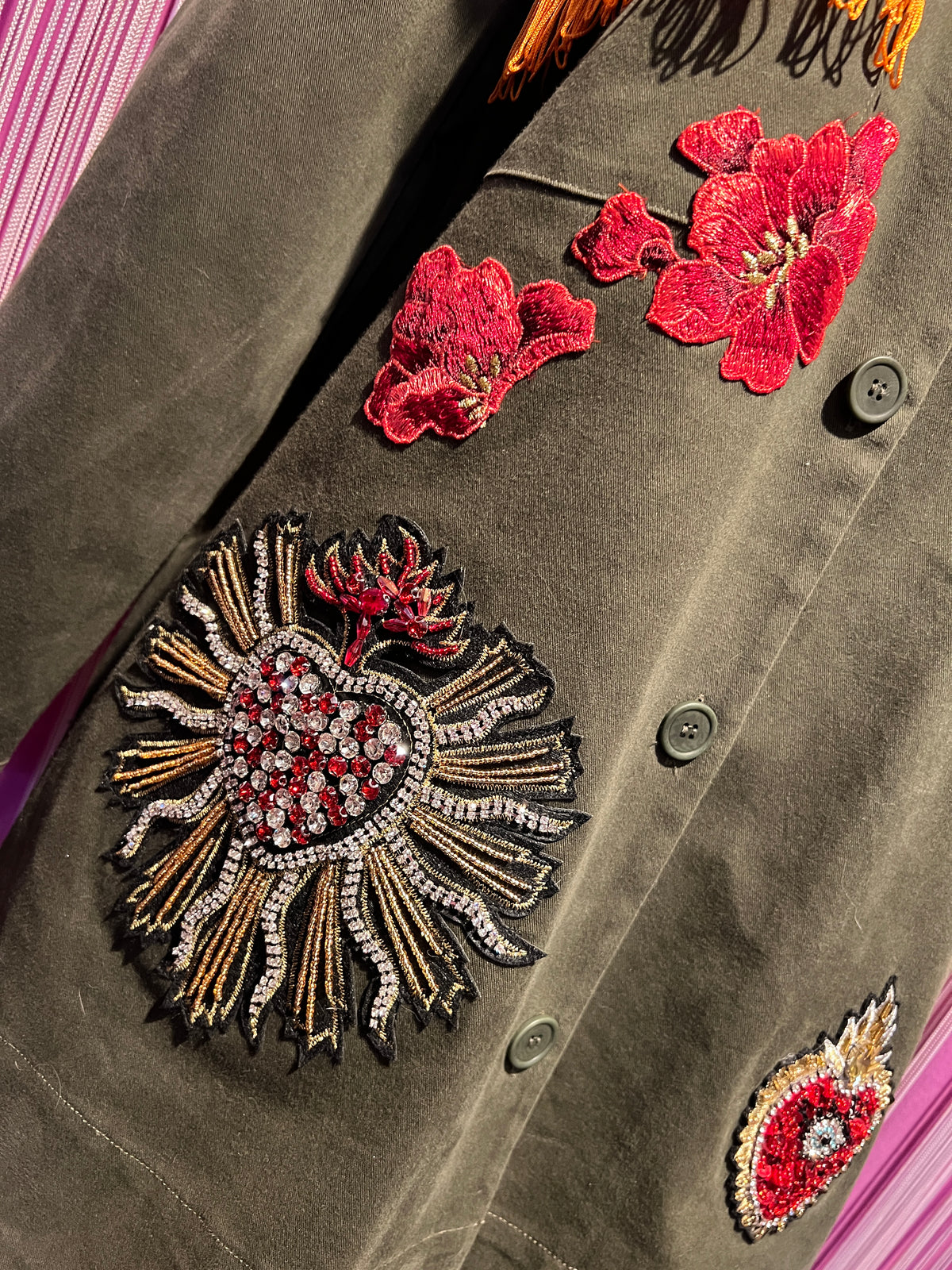 ABpink🩷 giacca Charlotte verde militare con patch cuore sacro tigre sul dietro, vestibilita’ 40/48