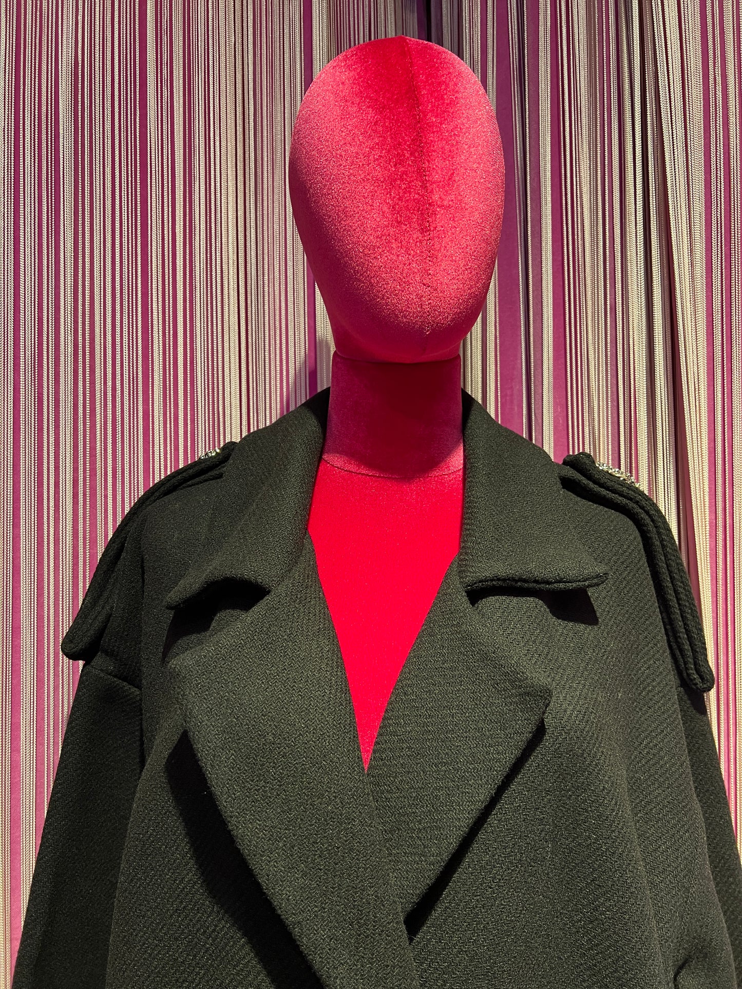 Pink memories cappotto nero con applicazione cristalli
