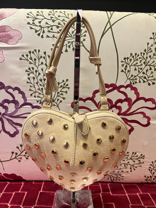 Borsa a forma di cuore con borchie scamosciata con tracolla crema