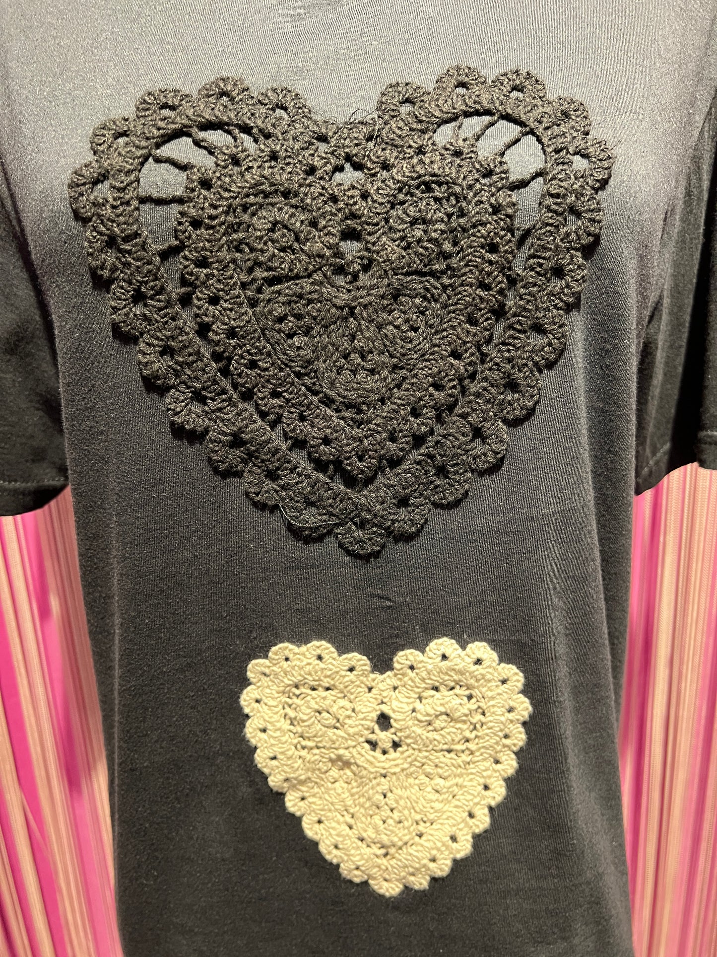 5 Progress t shirt nera applicazioni cuori crochet panna e nero