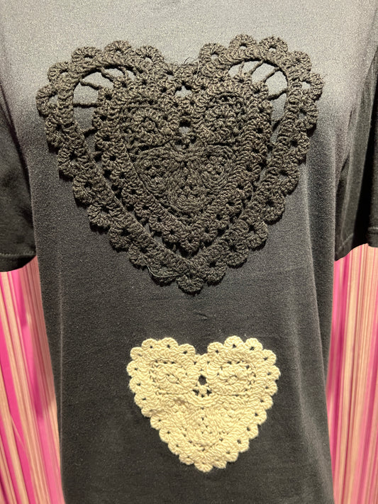 5 Progress t shirt nera applicazioni cuori crochet panna e nero