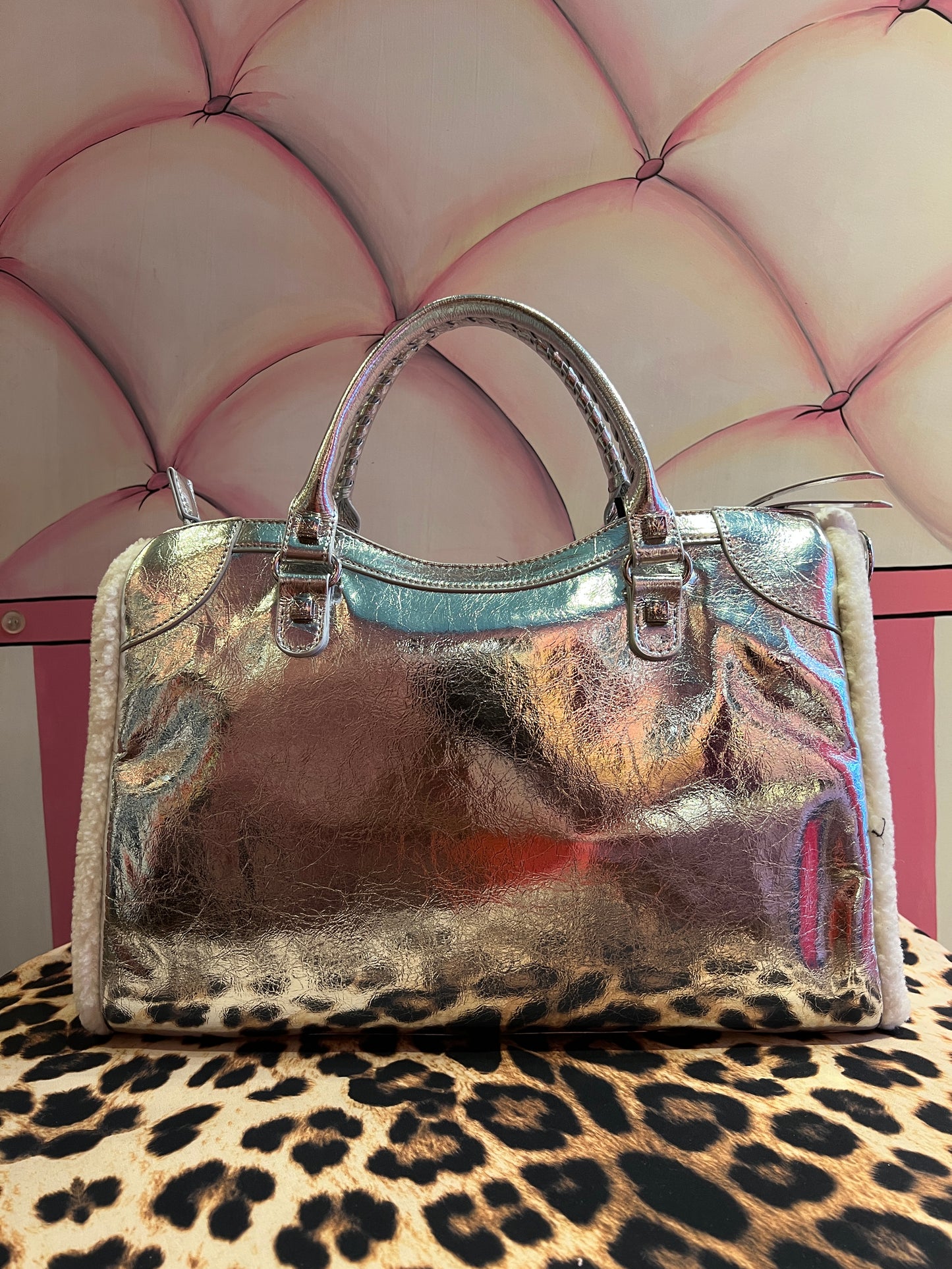 Rue Madam Paris borsa due manici argento ecopelliccia bianca con tracolla Shine tote