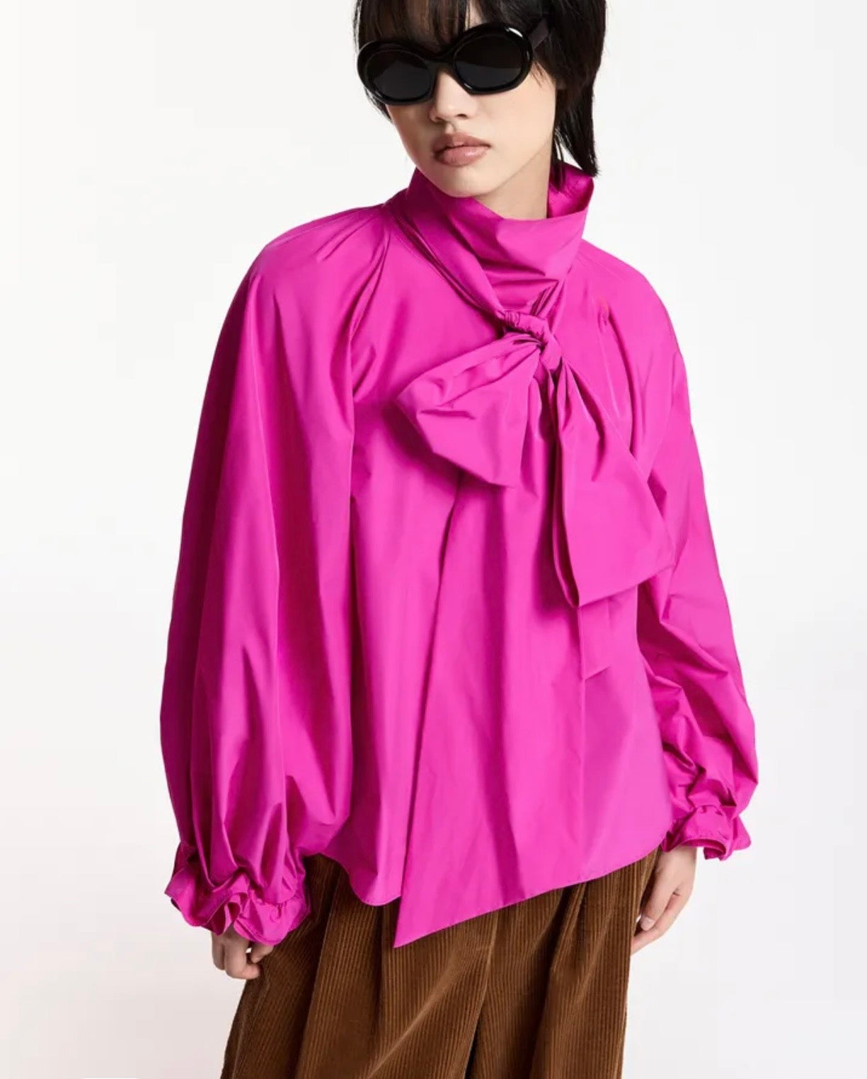 Essentiel antwerp camicia con colletto fiocco e polsini con volant