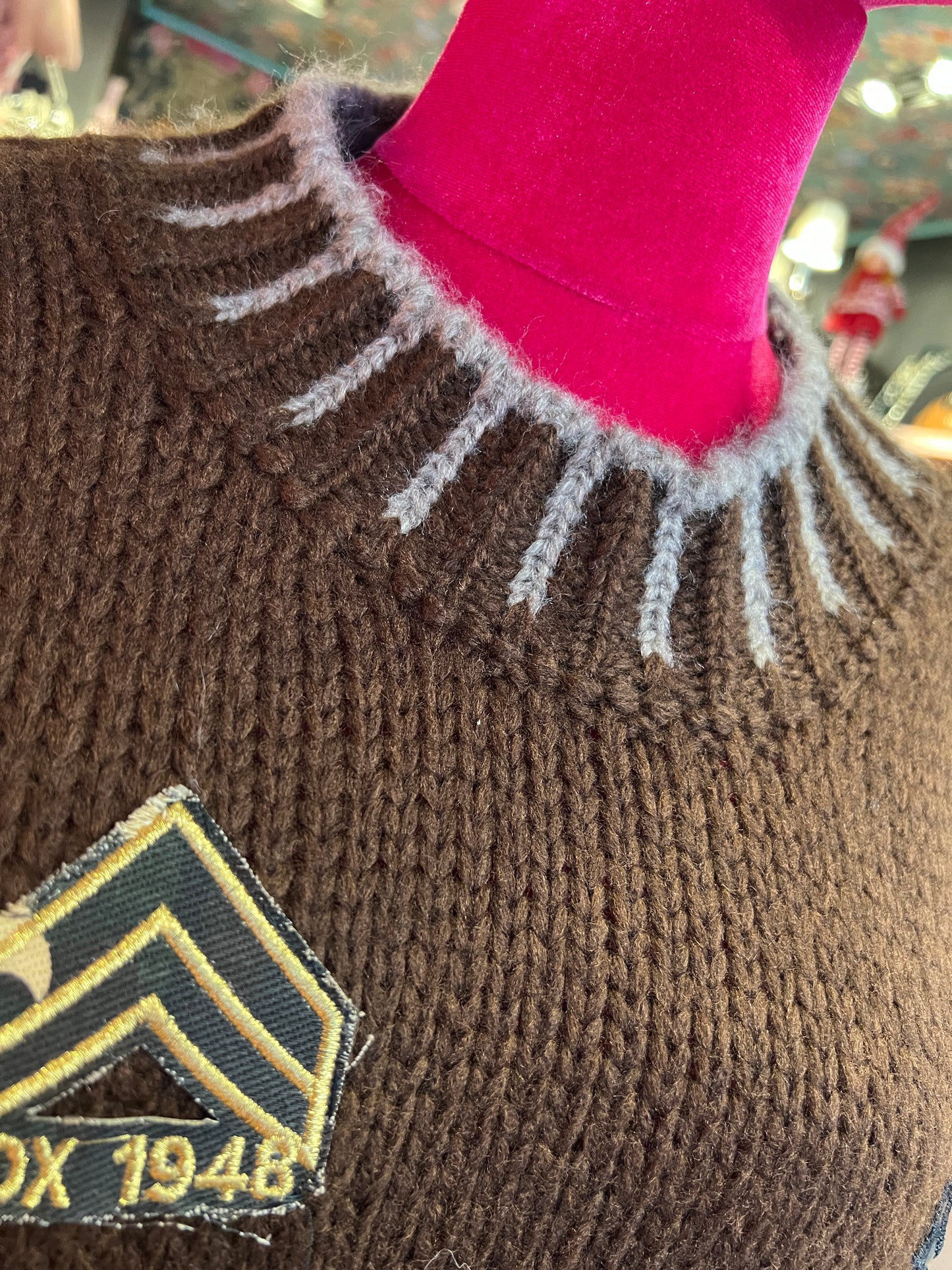 ABpink 🩷maglia over cioccolato con profili grigi, patch mostrine militari e ramage ecopelle