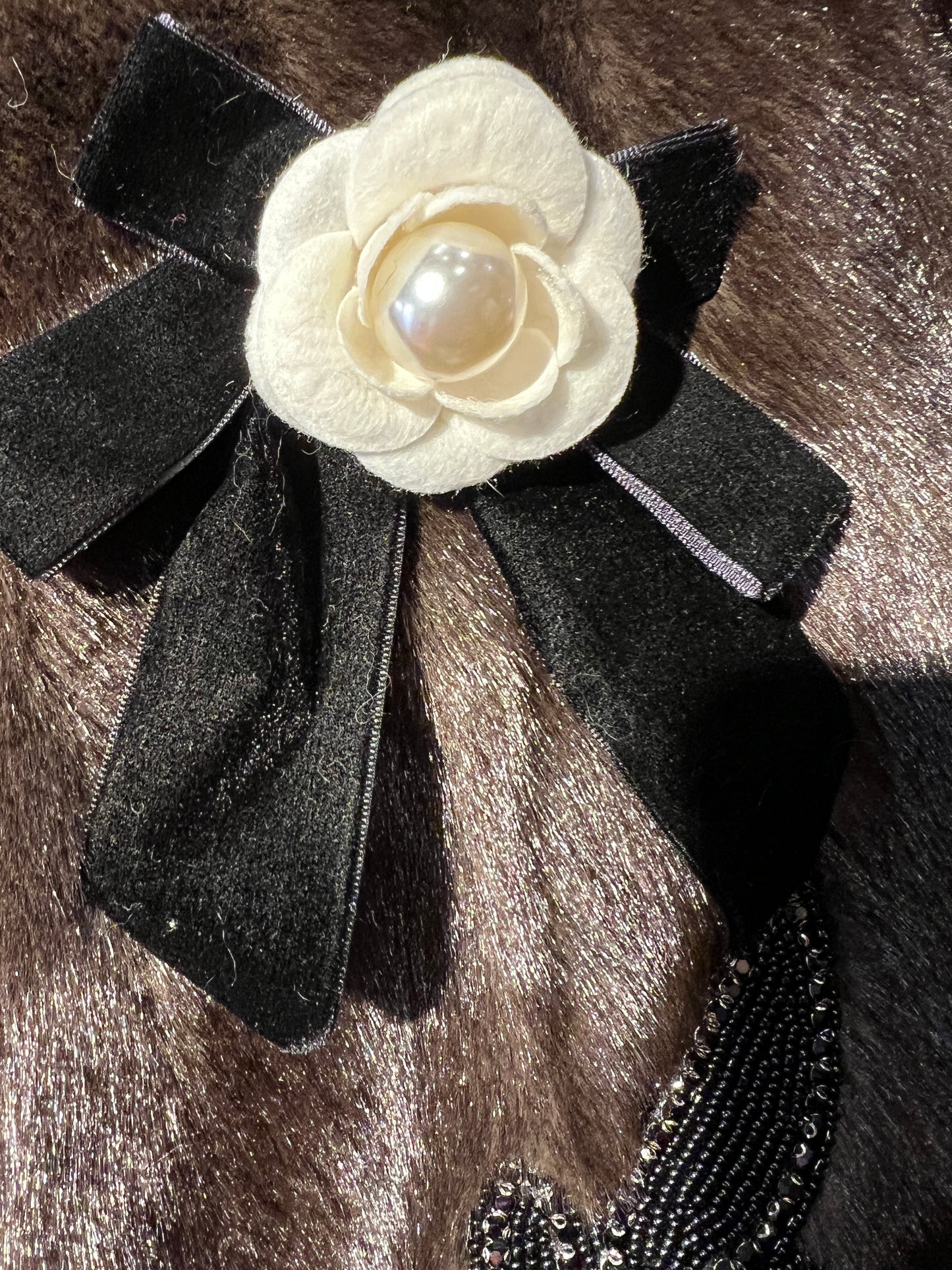 ABpink 🩷 gilet eco visone “ good vibes “ con spilla fiocco velluto e gardenia , patch fiori e foglie perline