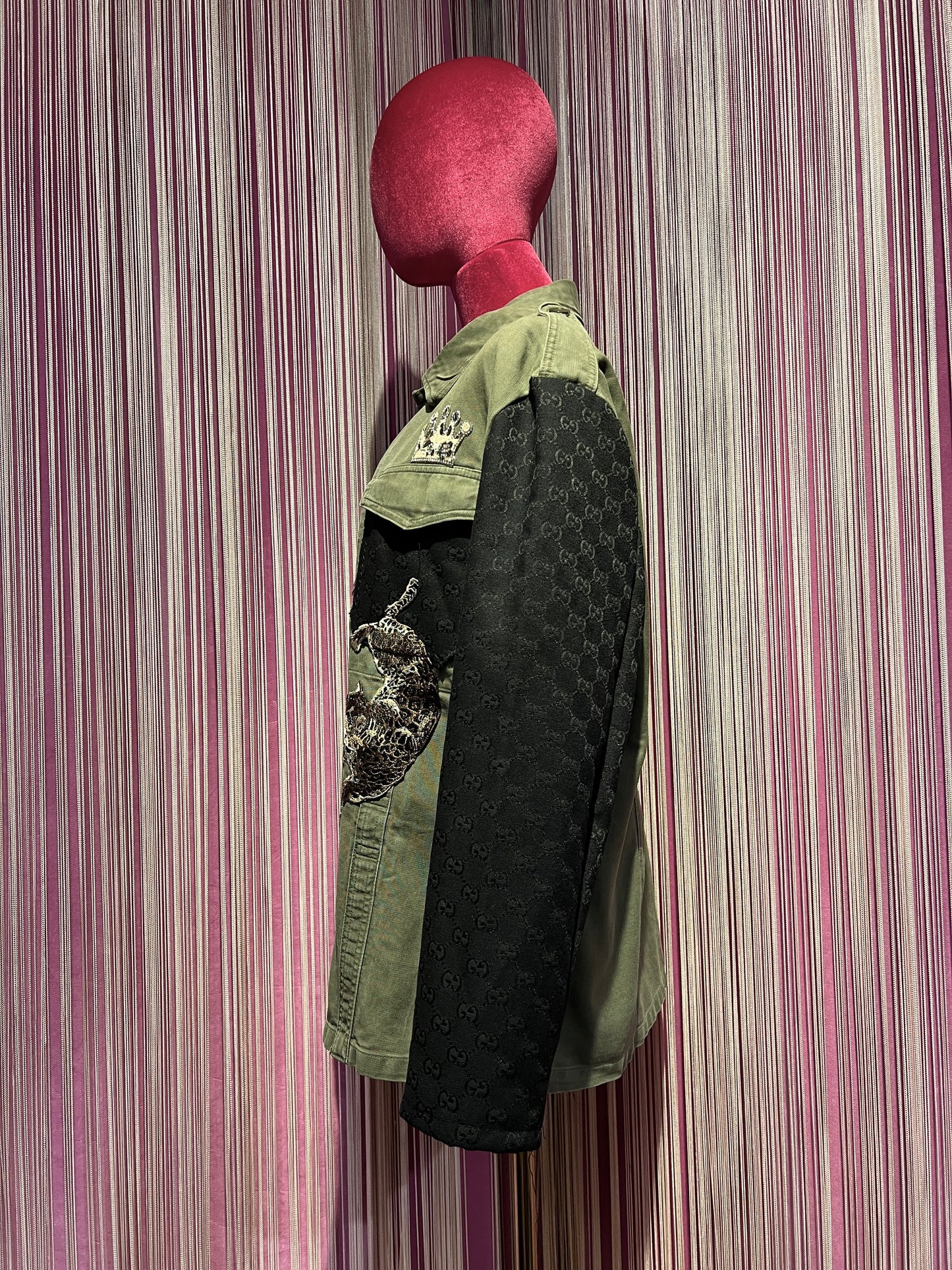 ABpink 🩷 la verdina , giacca militare con patch tigre , cuore sacro paillettes e tessuto nero GG