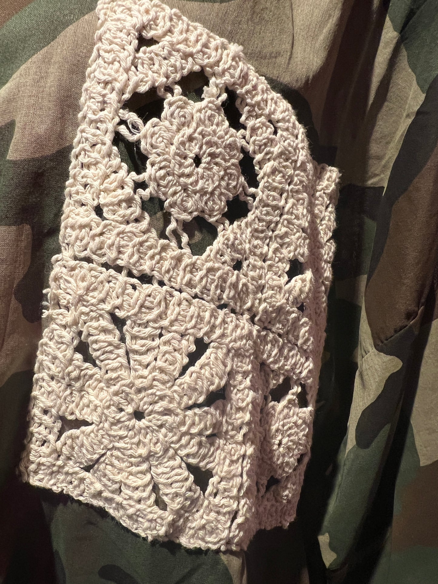 Mon amour Paris completo camouflage con dettagli crochet camicia over con stella nera e pantalone con elastico in vita e caviglia