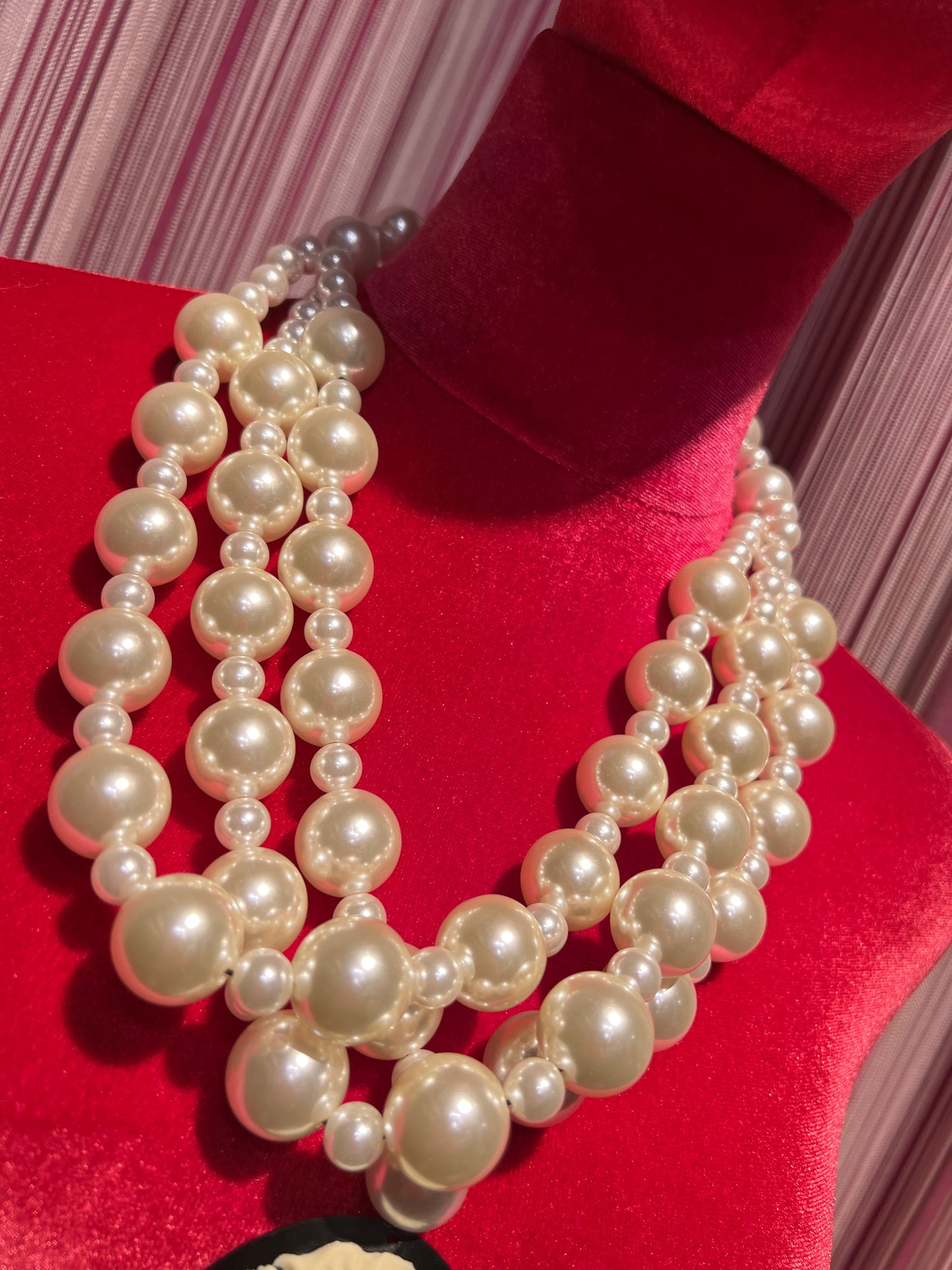 Collana tre fili maxi perle con ciondolo cameo su sfondo nero