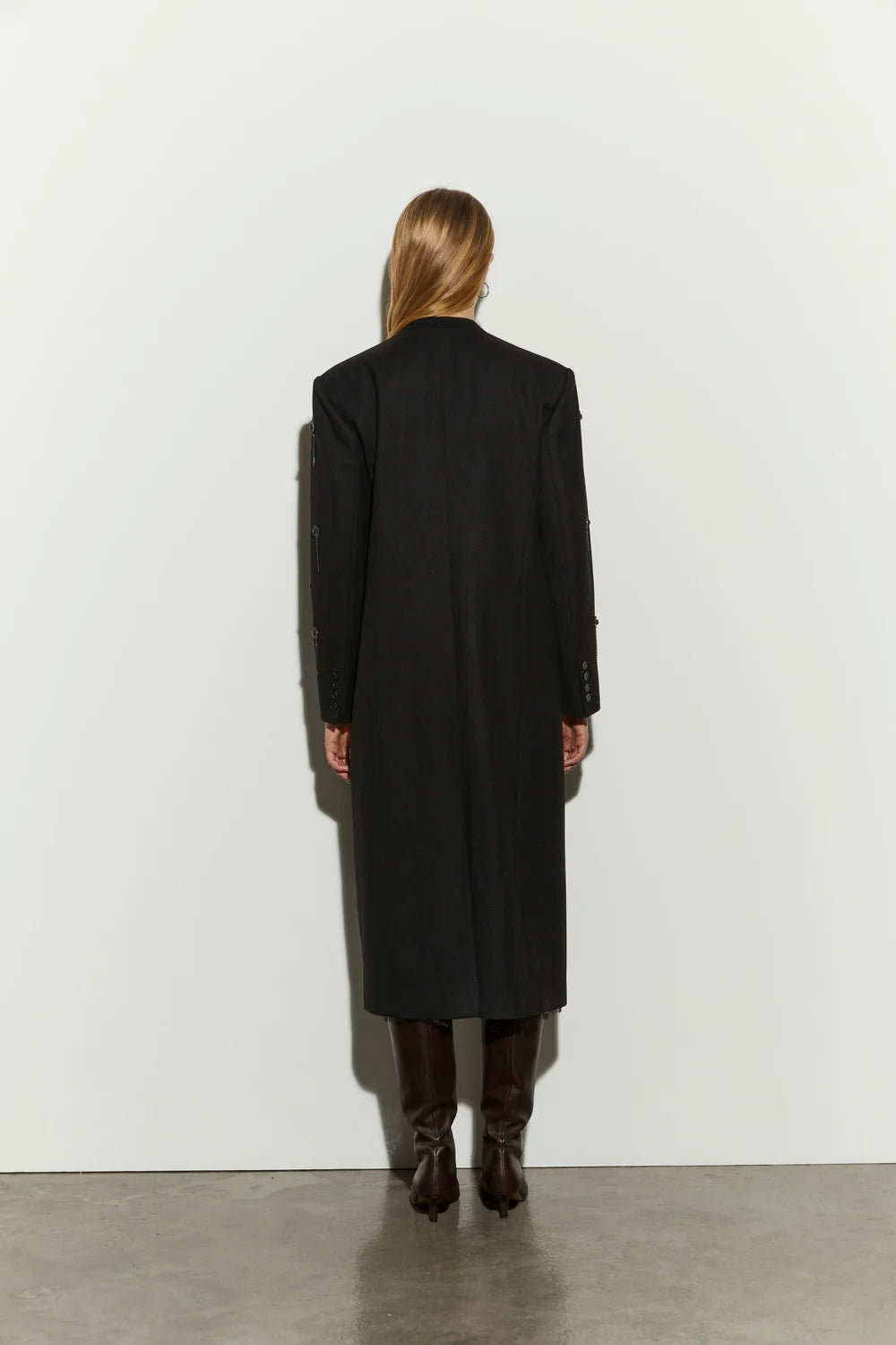 Isabelle Blanche Paris cappotto nero lungo senza collo con ricami strass