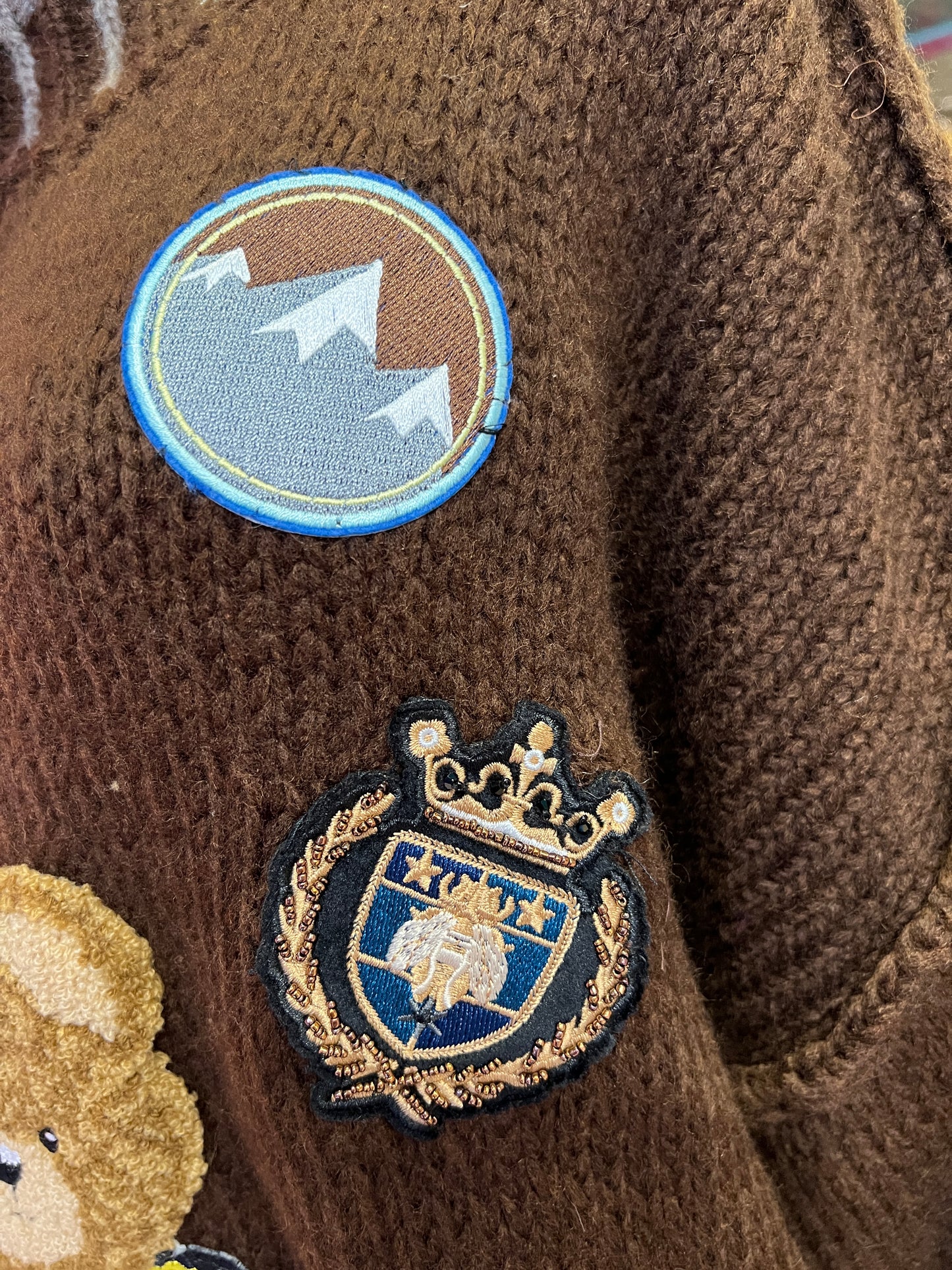 ABpink 🩷maglia over cioccolato con profili grigi , patch teddy , cuore sacro e fiore ricamato