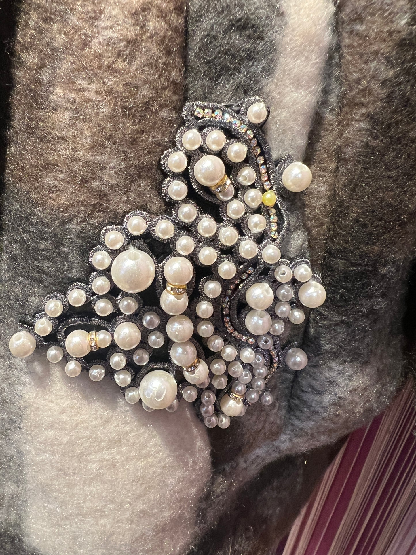 ABpink🩷 quadrettona cioccolato con patch e spille con perle e apette