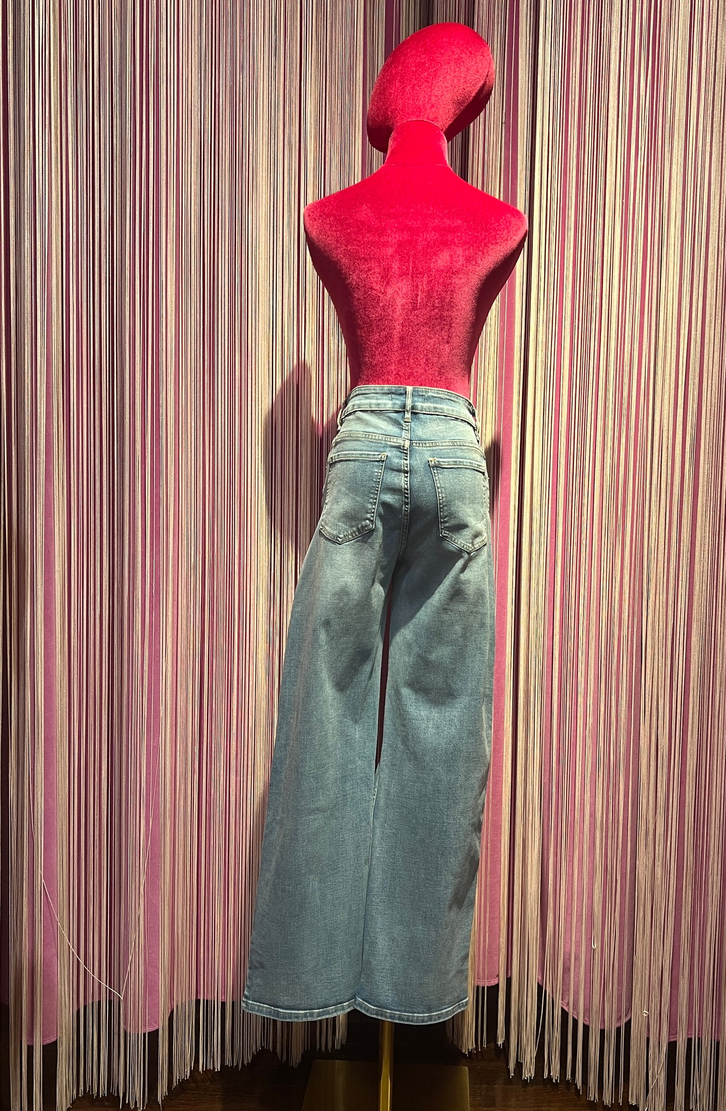 Mon amour Paris pantalone jeans denim chiaro con fiori laterali (Le taglie dei capi sono espresse in formato internazionale (S, M, L, XL…) e accompagnate dalla corrispondente taglia francese indicata in etichetta.