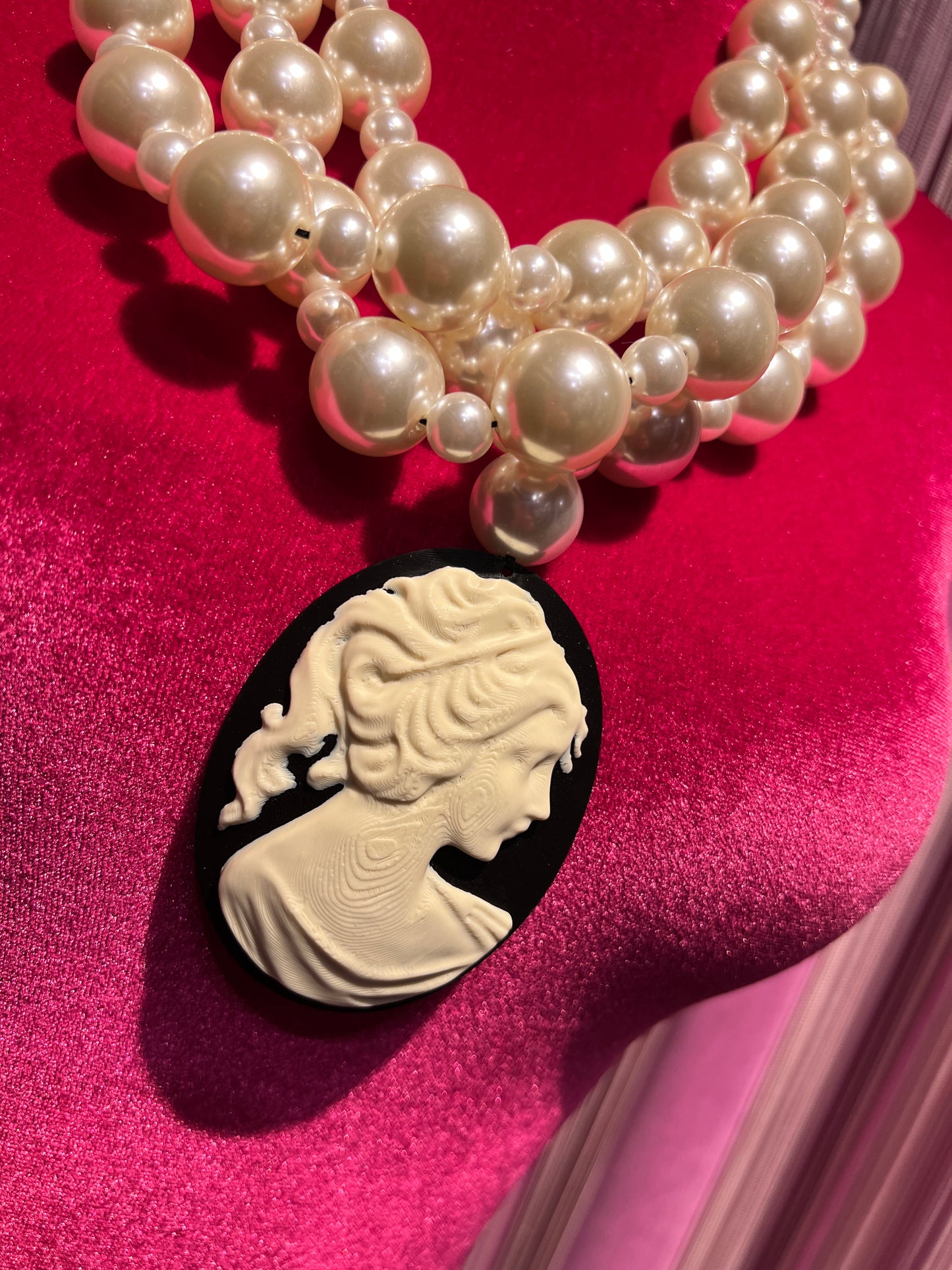 Collana tre fili maxi perle con ciondolo cameo su sfondo nero