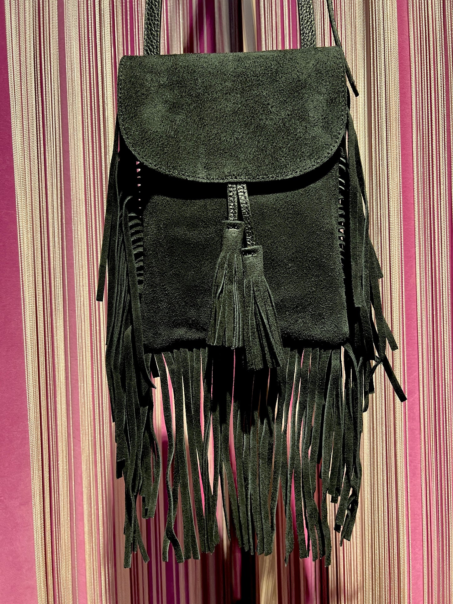 Love & roses borsa tracollina in suede con frange, nappina e mini pochette, colore nero