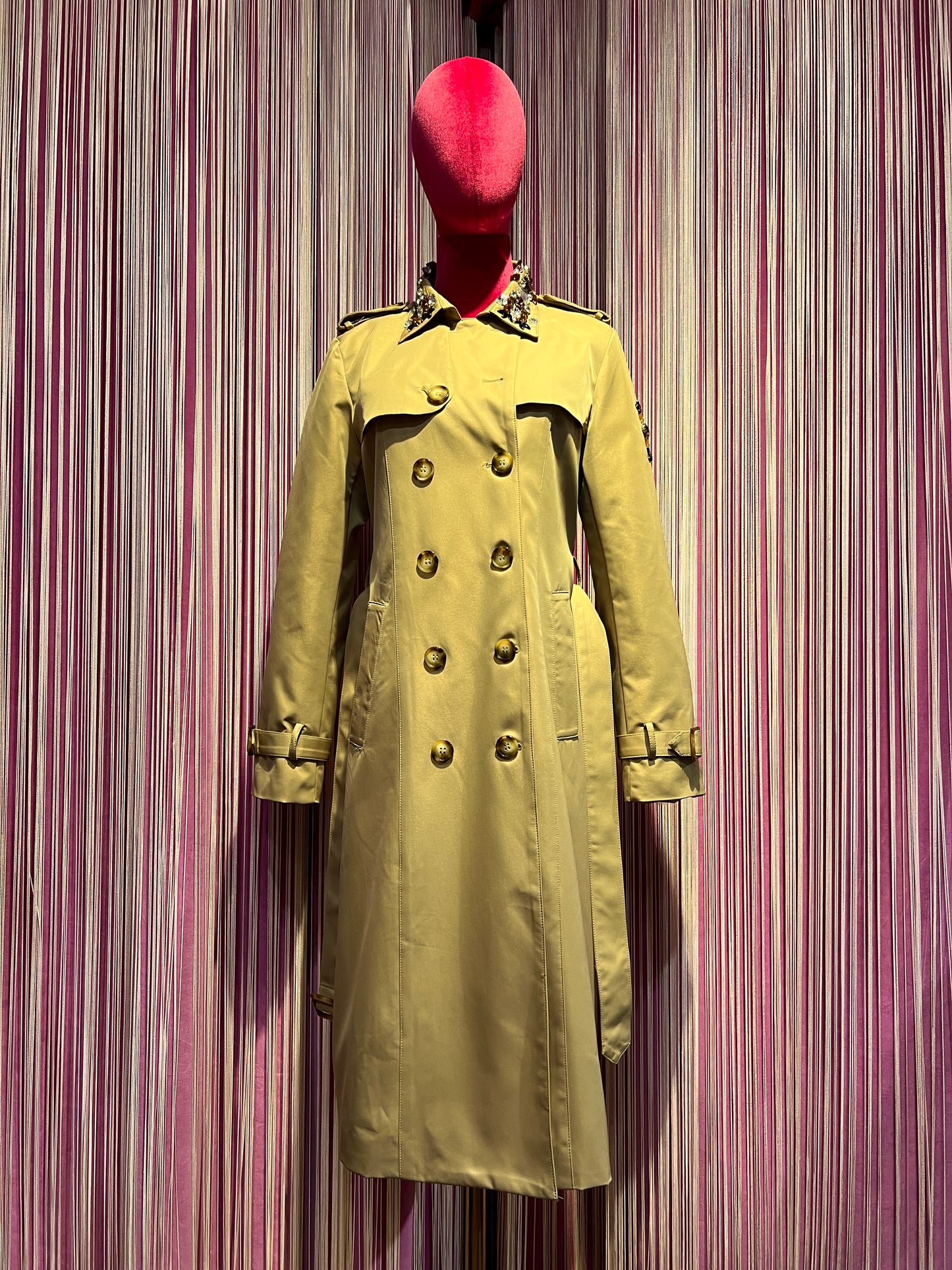 The room trench con applicazioni pietre