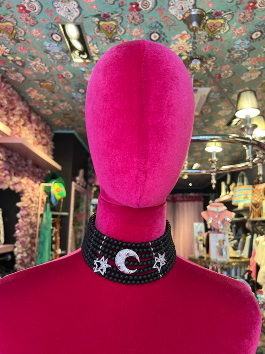 Manuela Ajo’ creazioni choker cristalli neri opachi con spille mezza luna e stelle strass