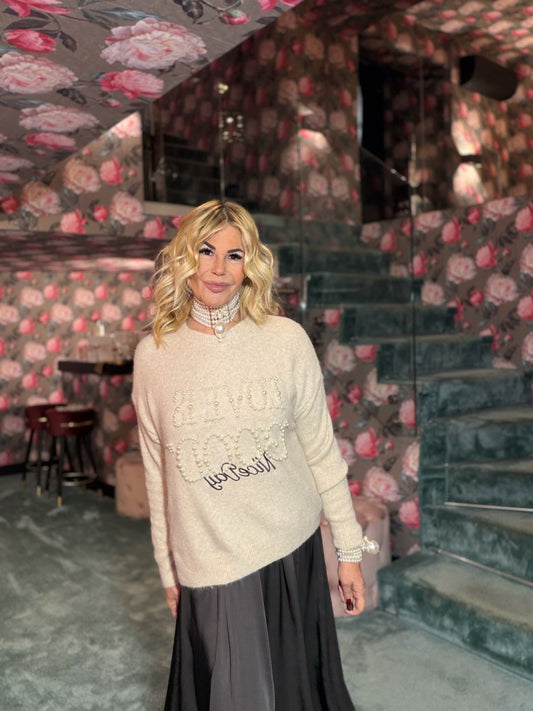 The room completo maglia panna con scritta perle “Love is good” e gonna lunga marrone con elastico