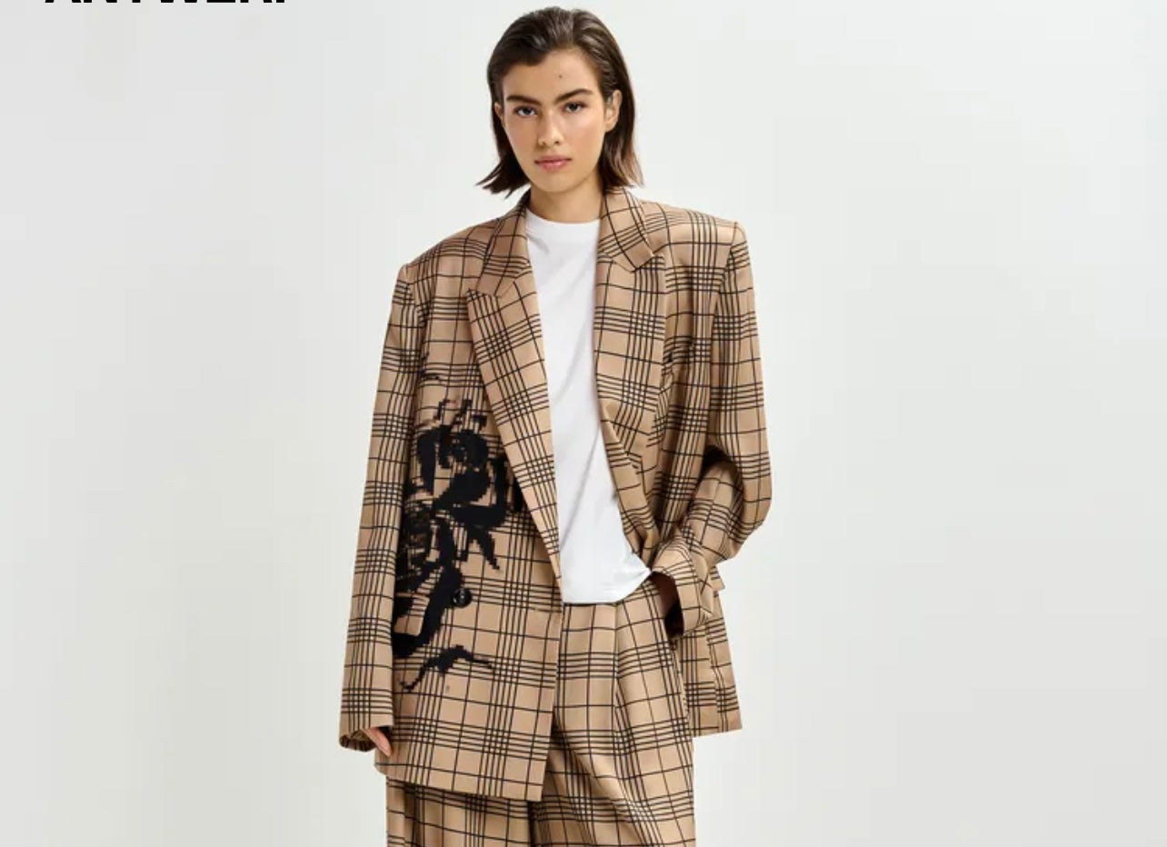 Essentiel antwerp -40% di sconto blazer over doppiopetto marrone e nero con stampa posizionata effetto pixel