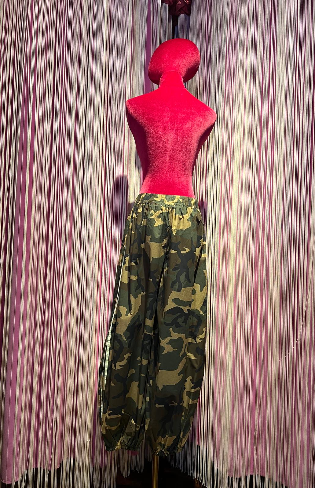 Mon amour Paris completo camouflage camicia manica corta con applicazione patch farfalla e pantalone con elastico in vita e in fondo banda laterale bianca