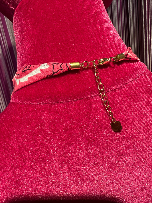 Collana charms su tessuto stampa bandana fucsia