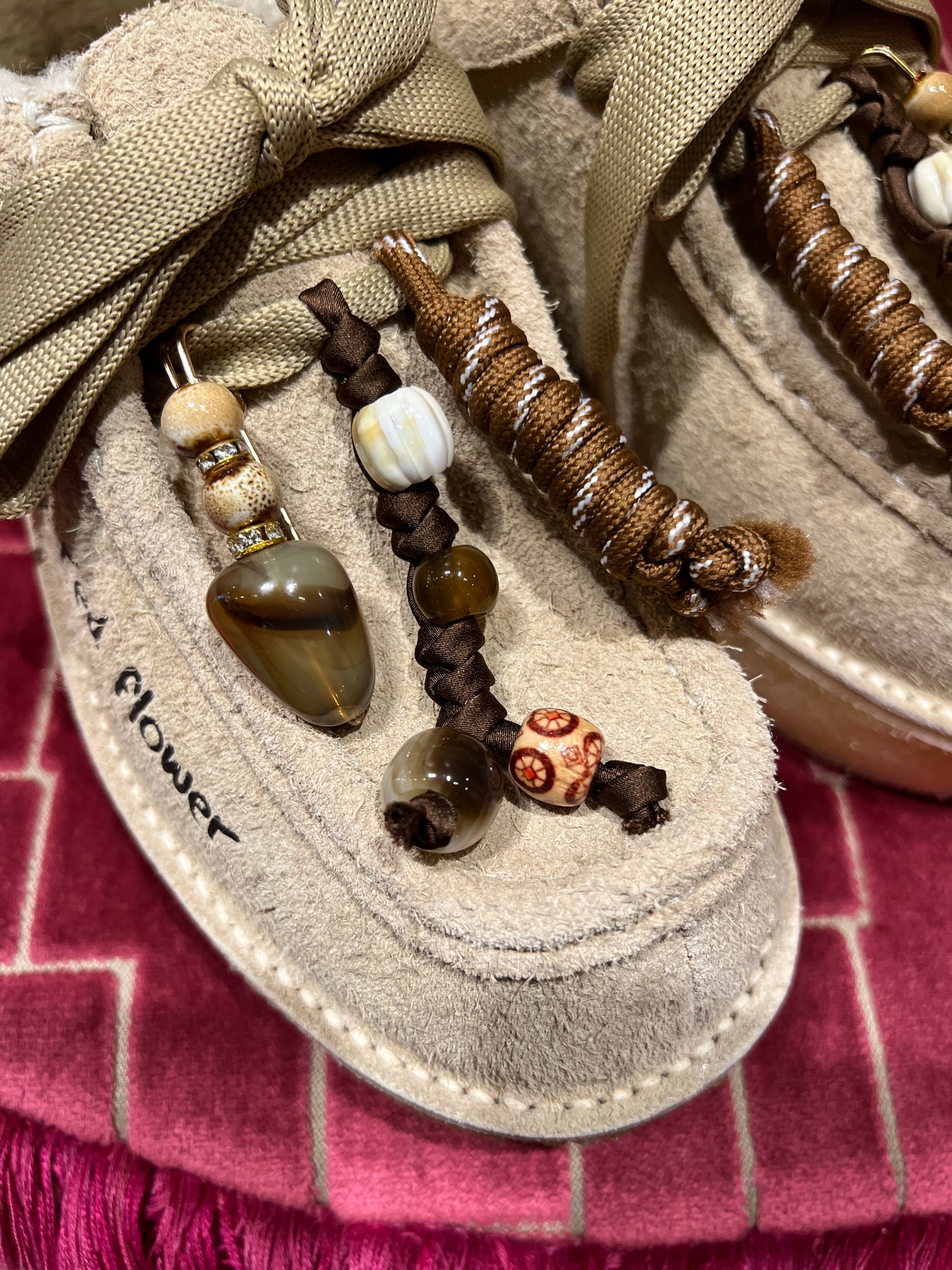 Nan-Ku mocassino pelle scamosciata, interno in eco montone e charms