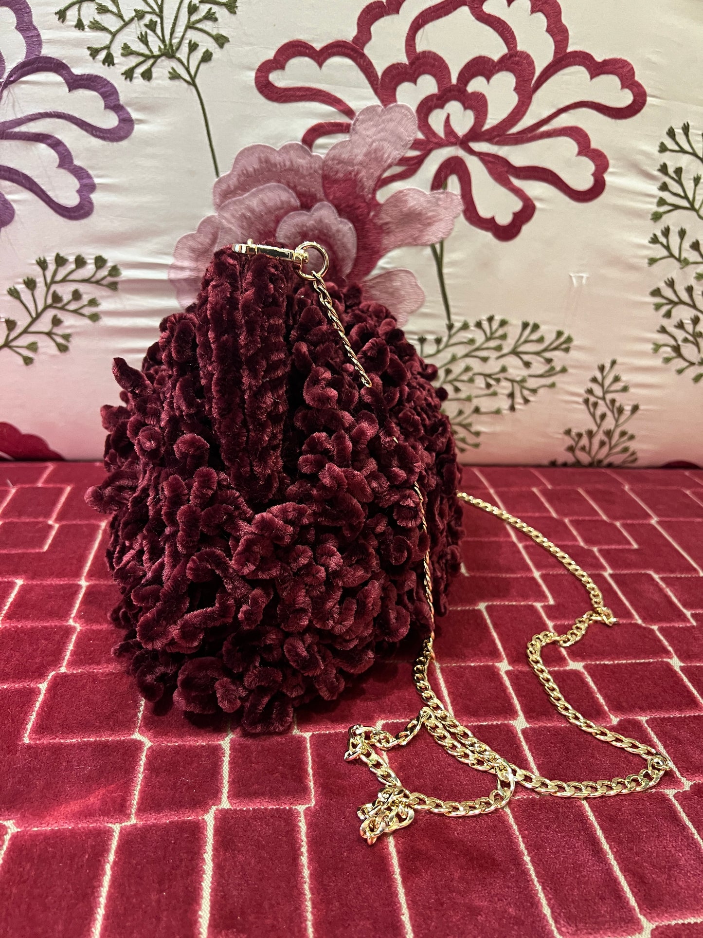 Clutch con tracollina dorata in ciniglia burgundi
