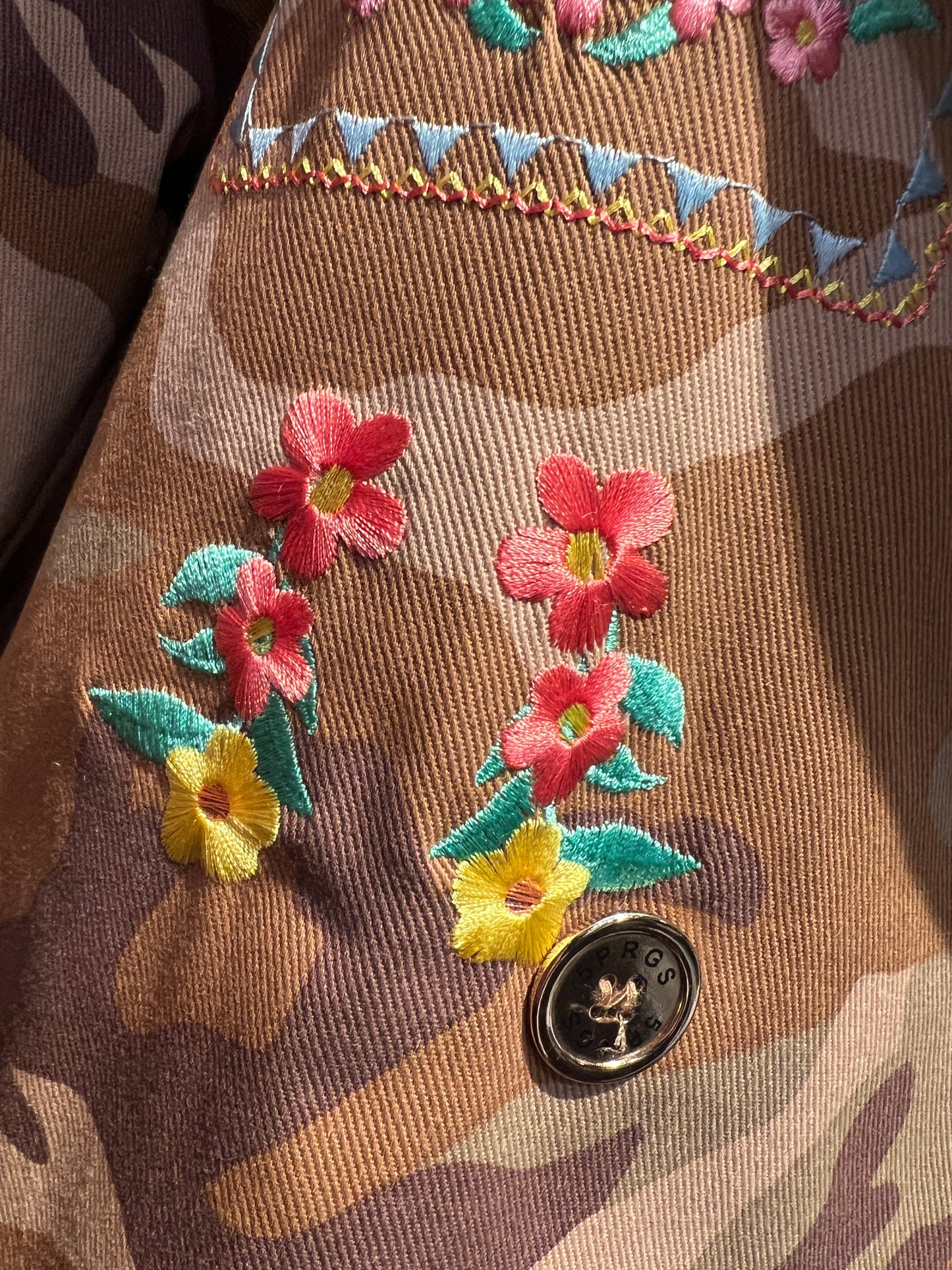 5 Progress cappotto doppiopetto camouflage con decorazioni floreali