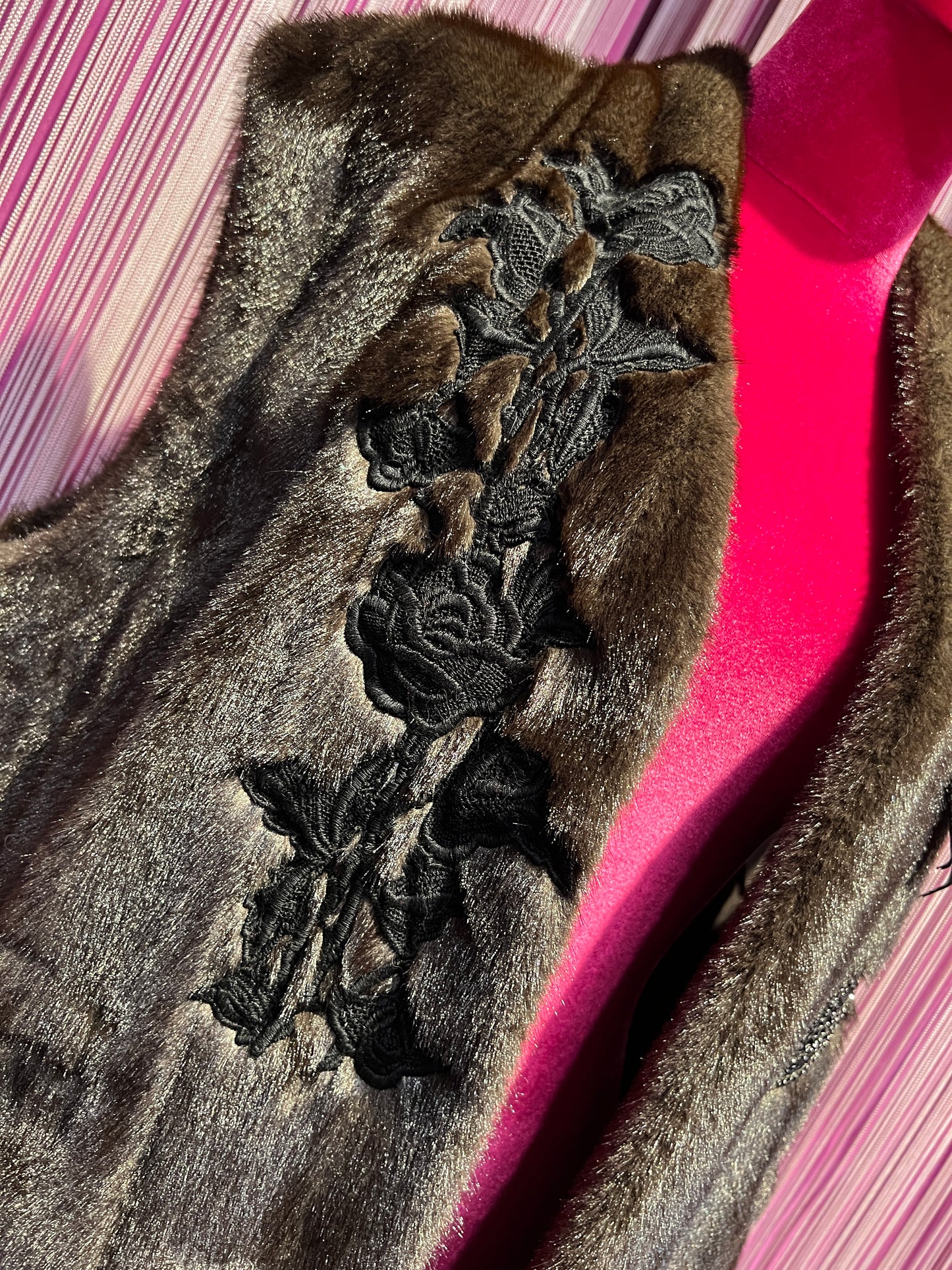 ABpink 🩷 gilet eco visone “ good vibes “ con spilla fiocco velluto e gardenia , patch fiori e foglie perline