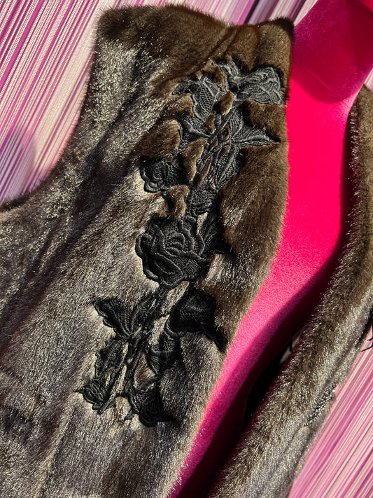 ABpink 🩷 gilet eco visone “ good vibes “ con spilla fiocco velluto e gardenia , patch fiori e foglie perline