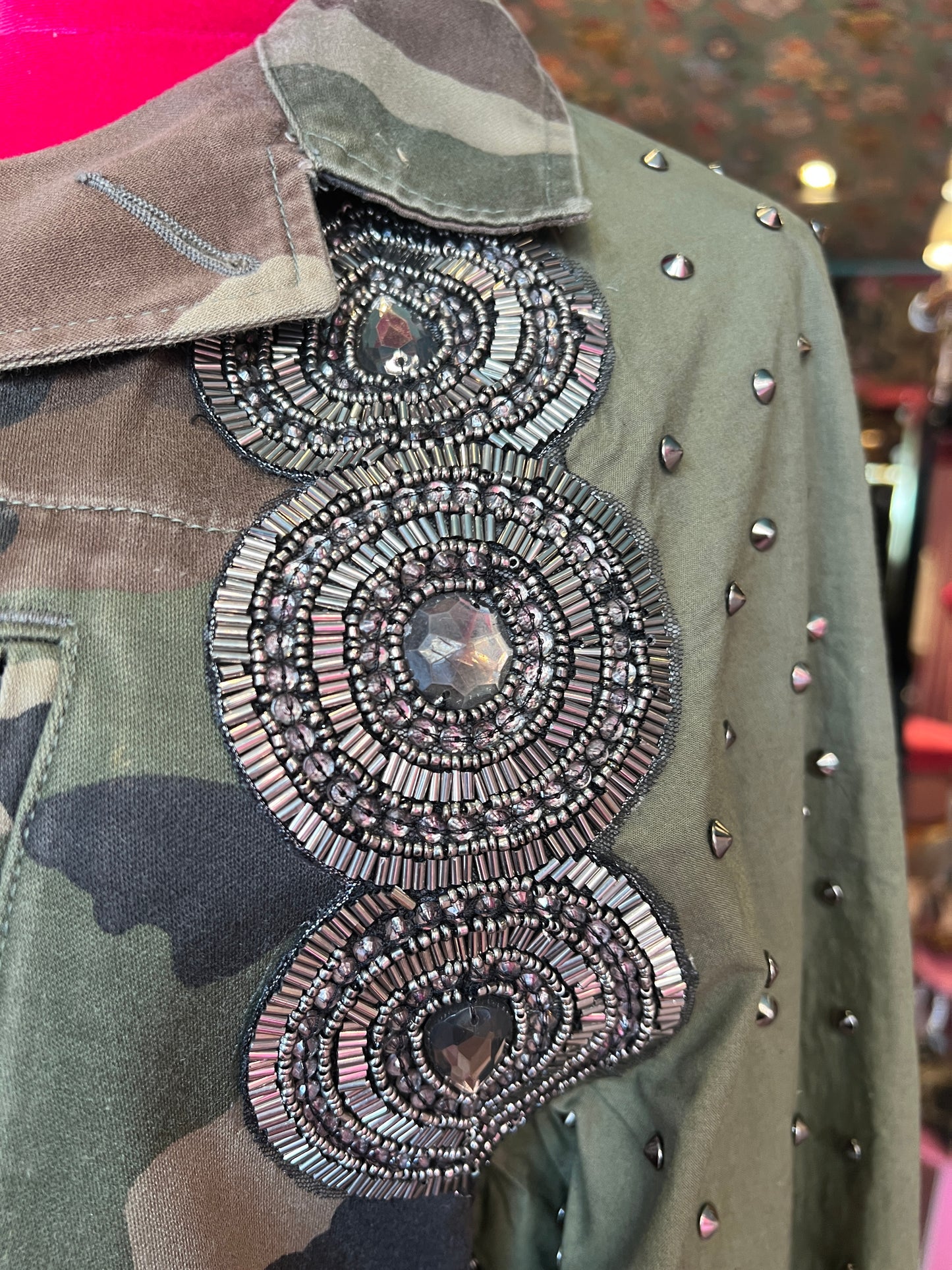 Front street -50%giacca camouflage con applicazioni e maniche verdi militari con borchiette