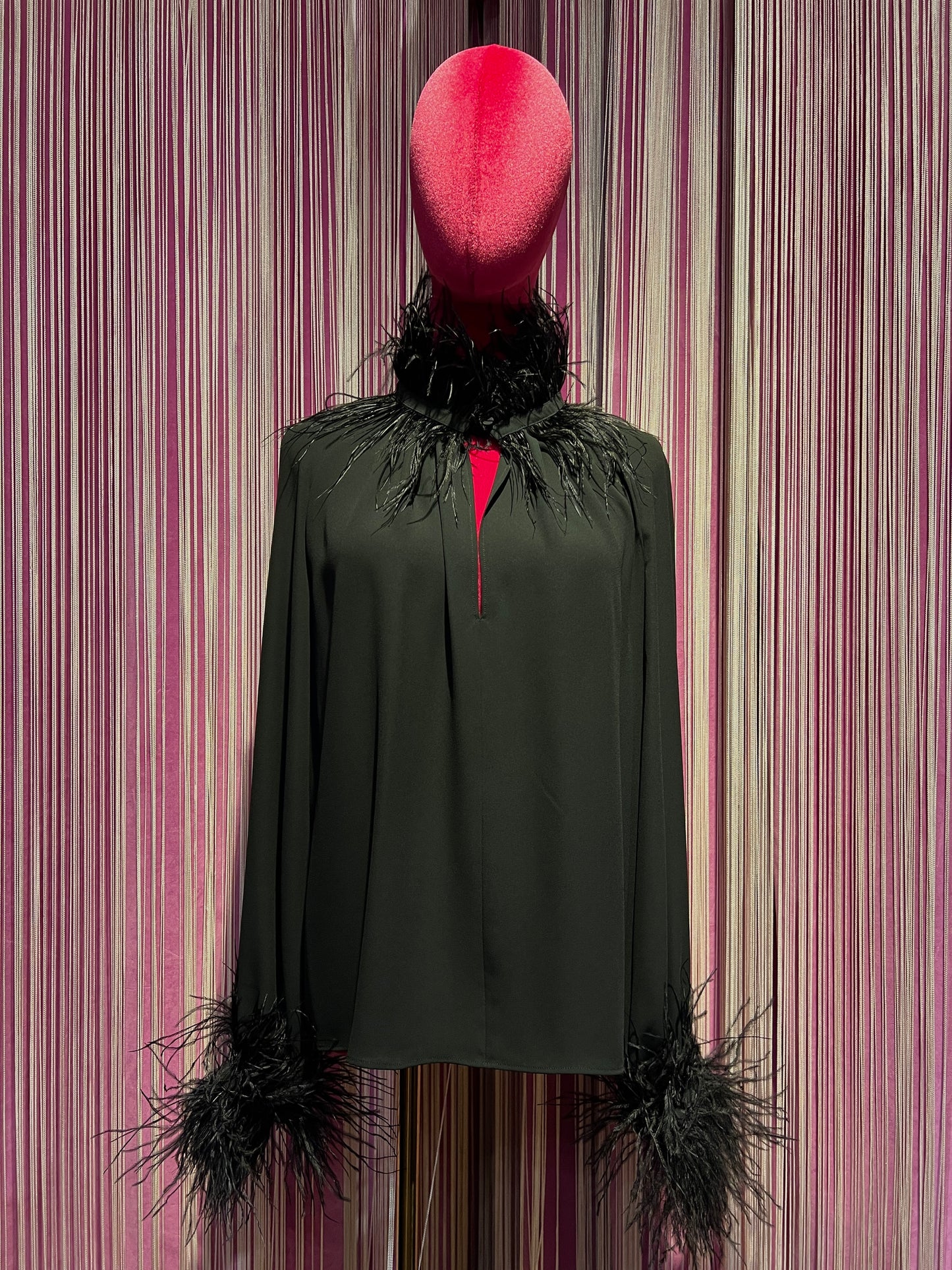 Dahlo blusa nera collo e polsini con piume