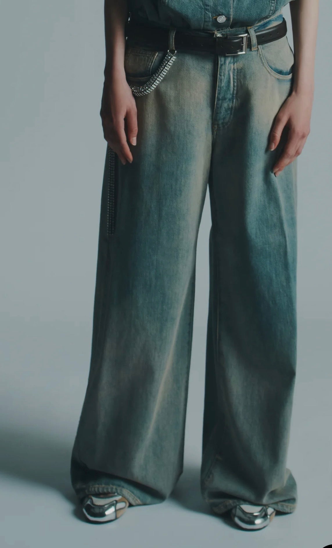 Circus Hotel jeans gamba larga con effetto slavato catena gioiello staccabile