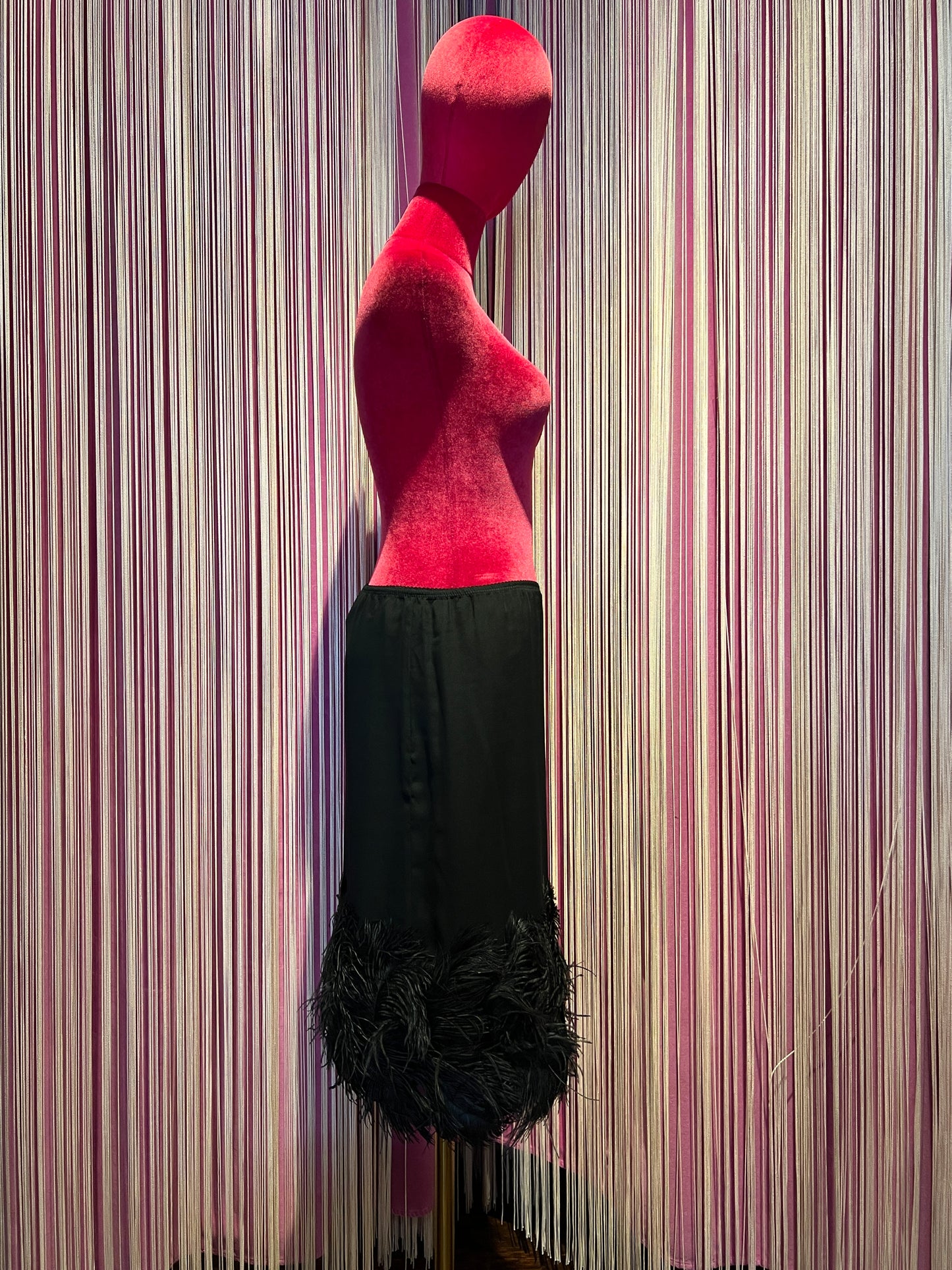 Semicouture gonna con elastico in vita nera con piume in fondo