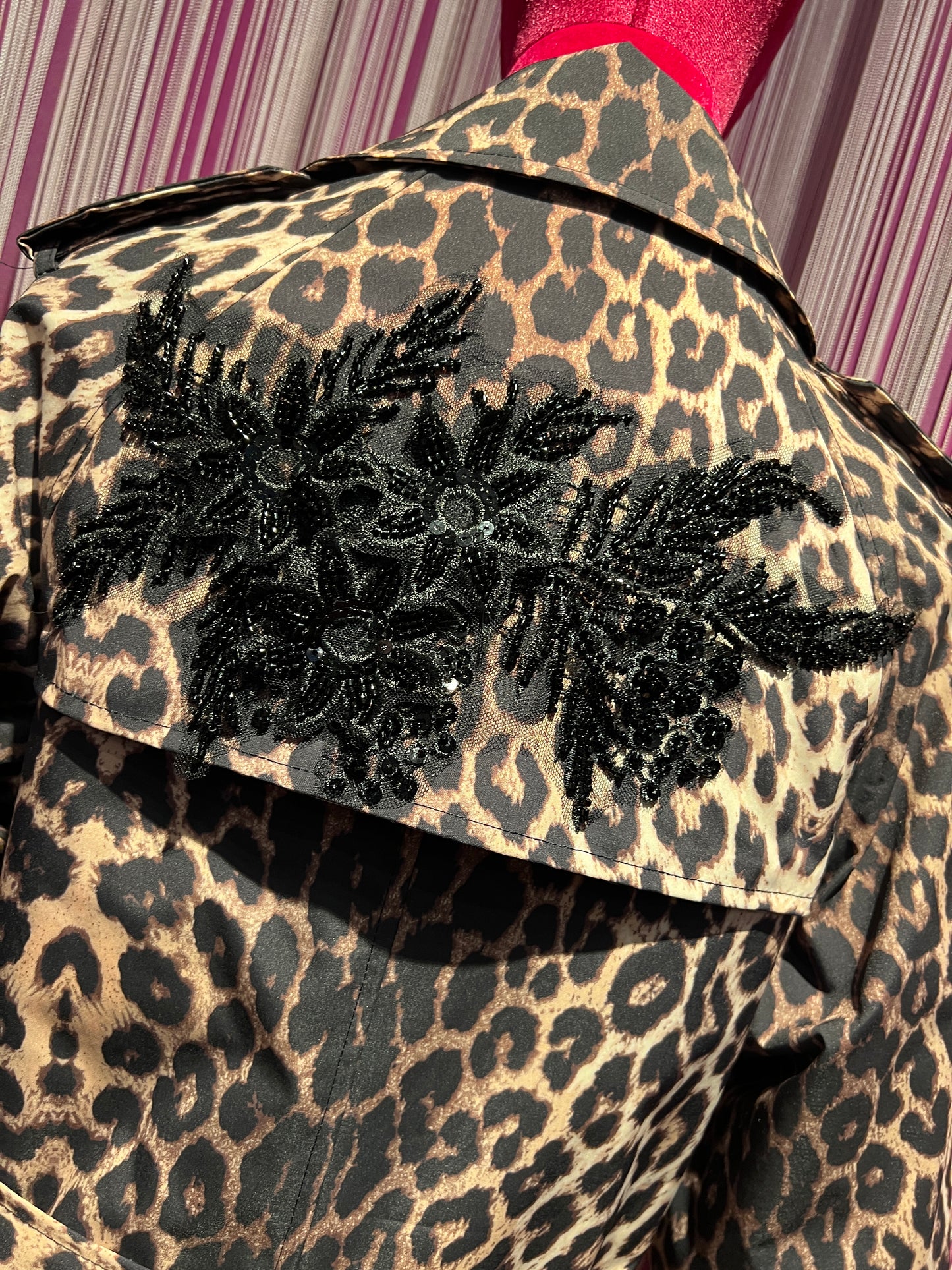 The room trench corto  doppiopetto con cinta, stampa leopardata patch fiore con paillettes nero dietro