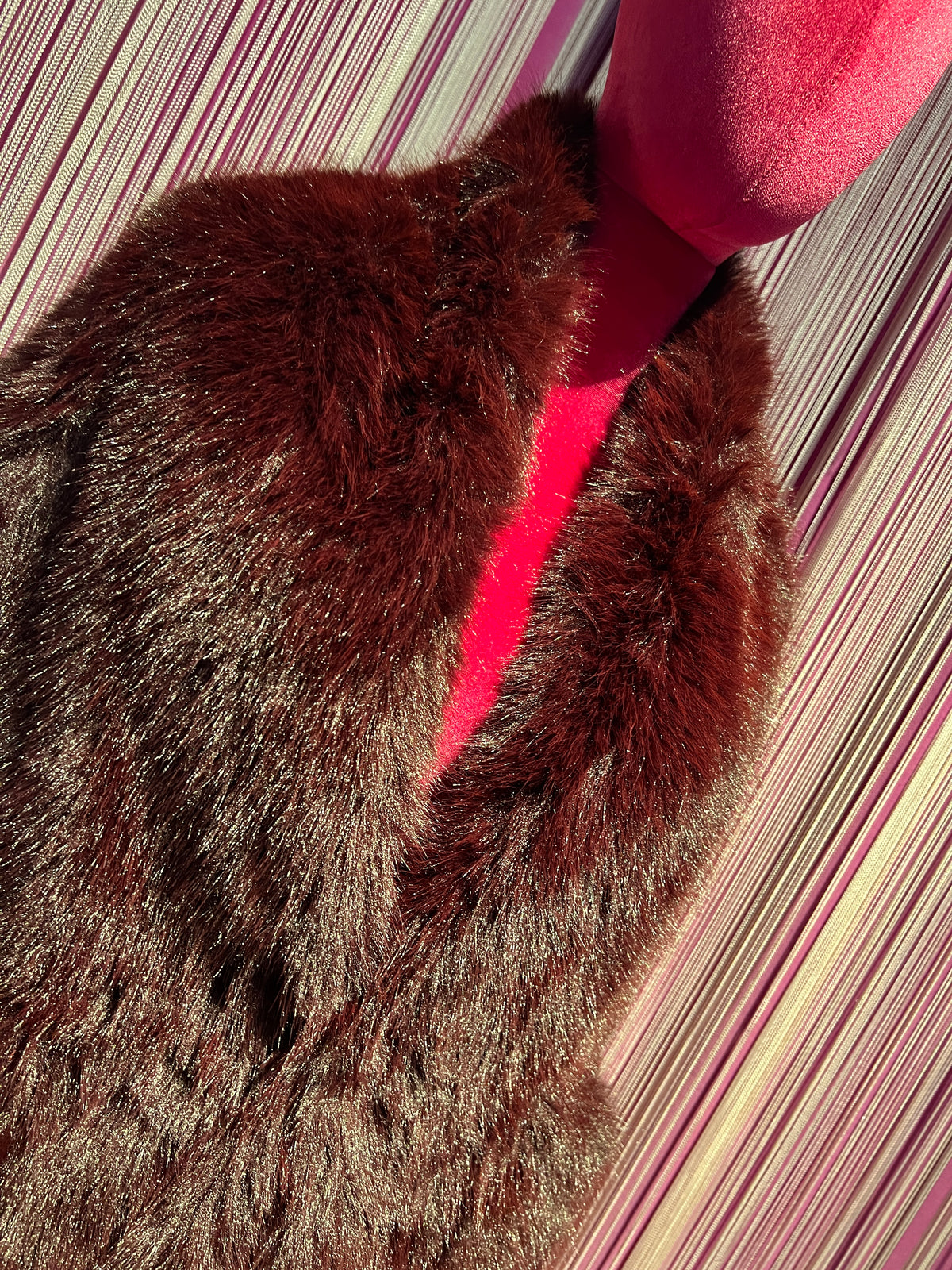 The room cappa burgundy simil pelliccia con tasche e frange