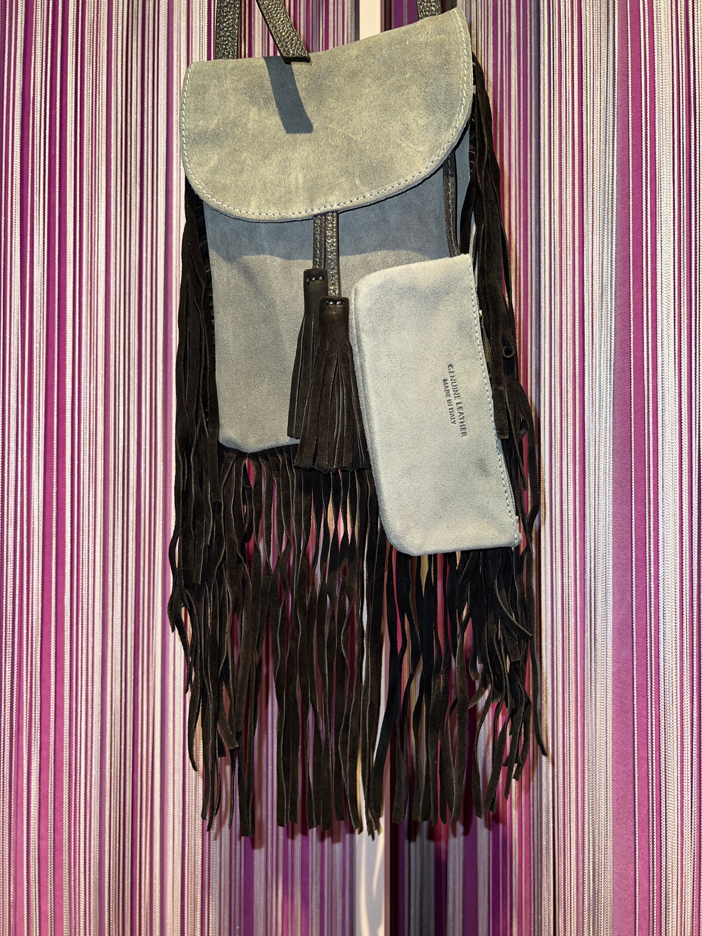 Love & roses tracollina in suede con frange nappina e mini pochette, colore grigio chiaro