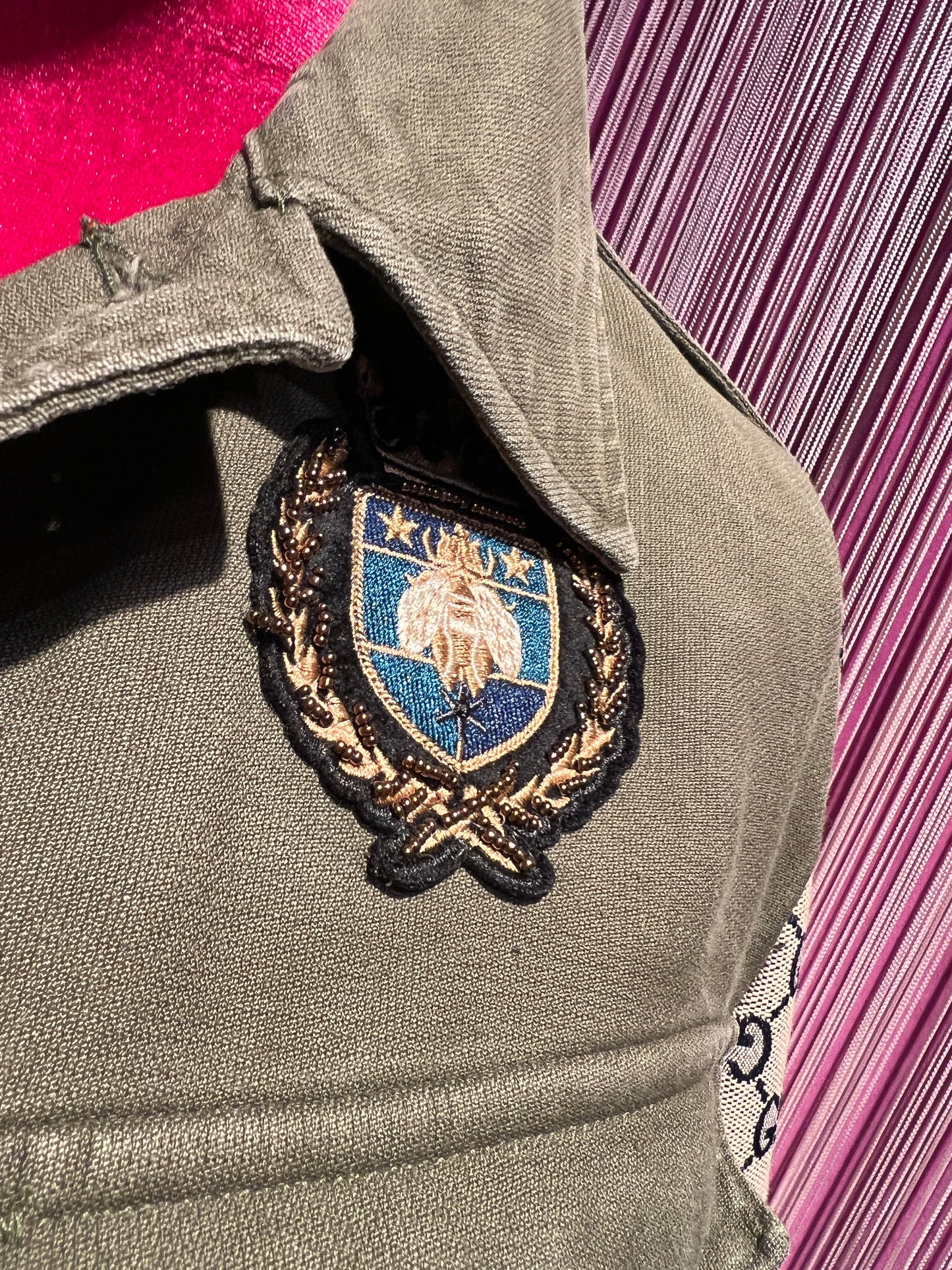 ABpink 🩷 la verdina , giacca militare con patch api perline blu e tessuto GG