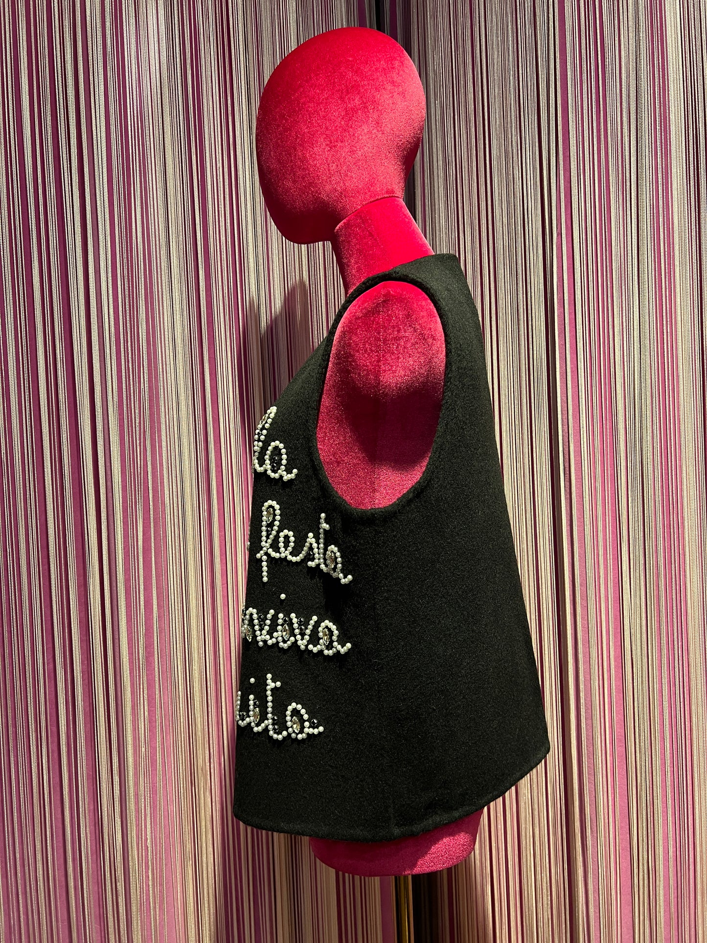 Front street gilet panno nero con scritta perline e cristalli “Ma la notte la festa è finita evviva la vita “