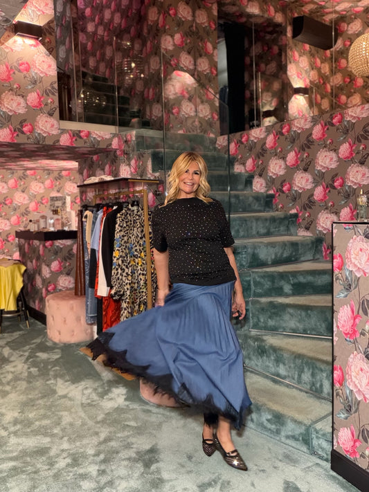 Love & roses completo t-shirt nera con cristalli e gonna lunga plissé con applicazione pizzo