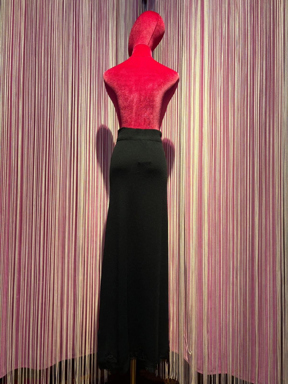 Pink memories gonna lunga svasata in maglia nera con pizzo nero