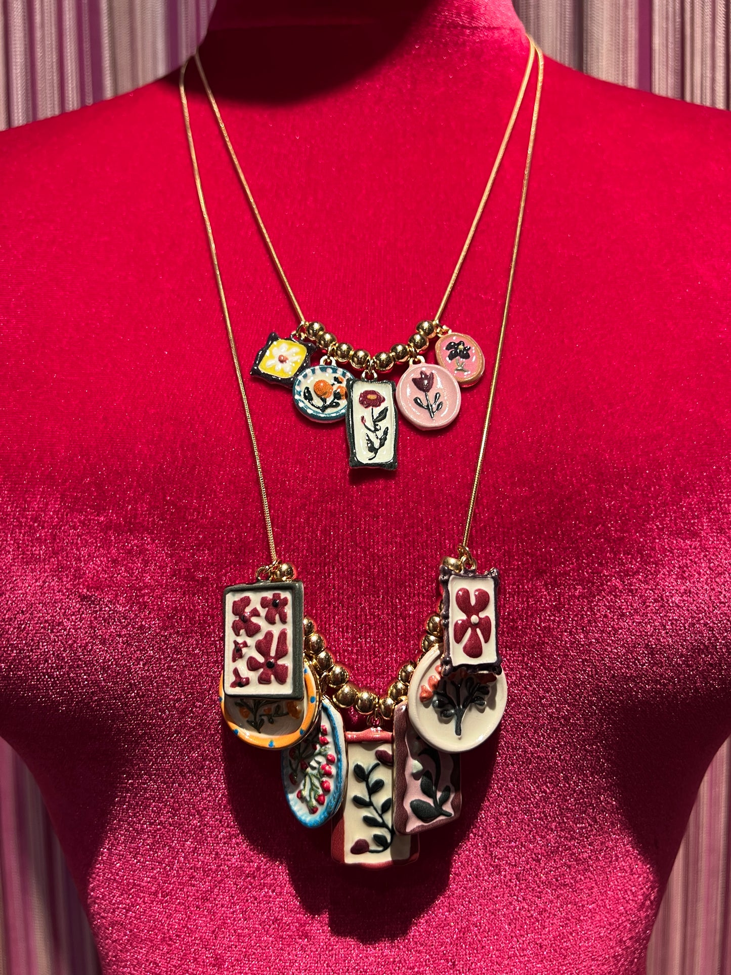 Collana composta da due collanine dorate con mattonelle colorate con i fiori
