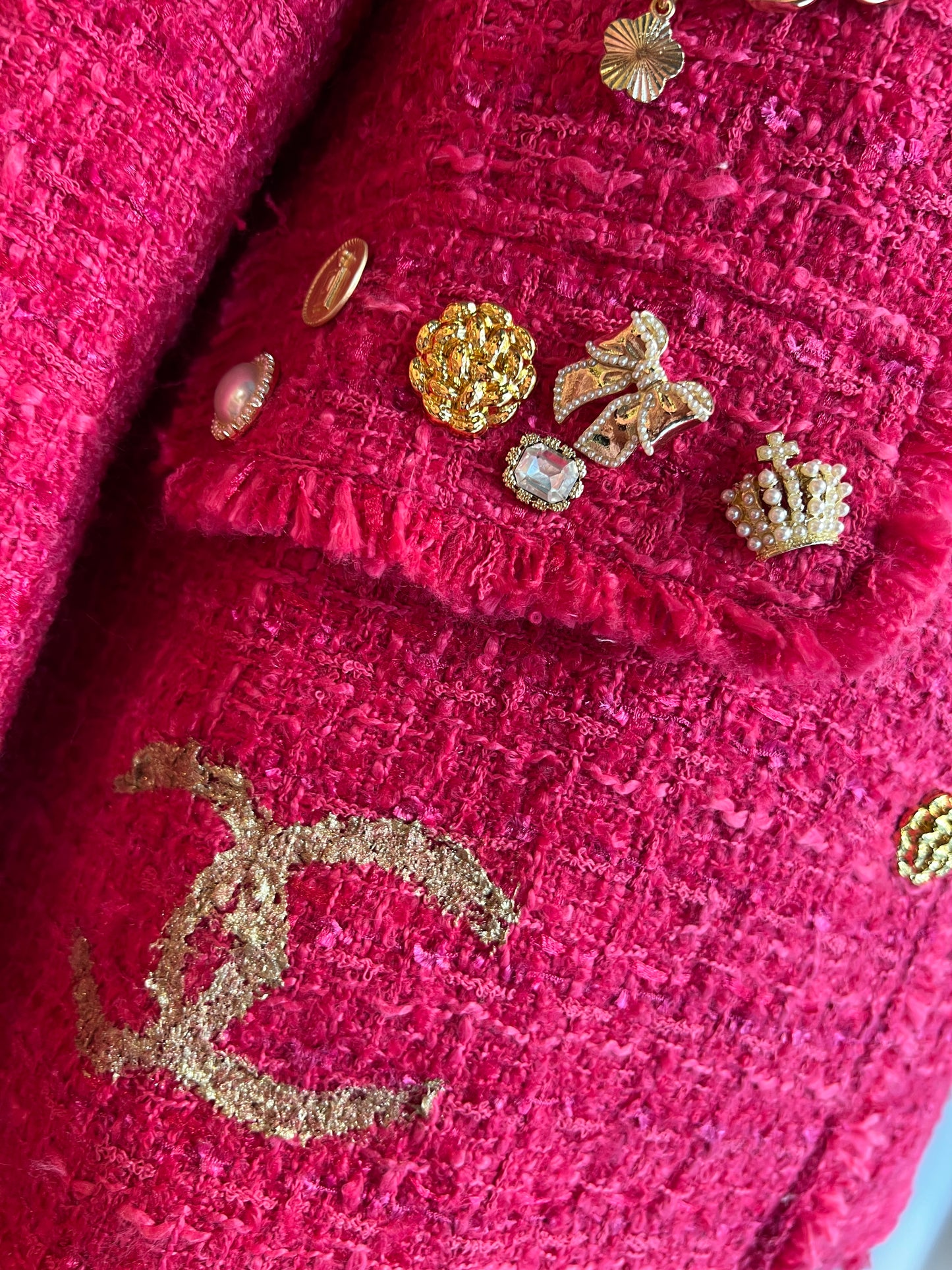 ABpink🩷 giacca in tweed boucle’ rosa fucsia con applicazioni perle e spille