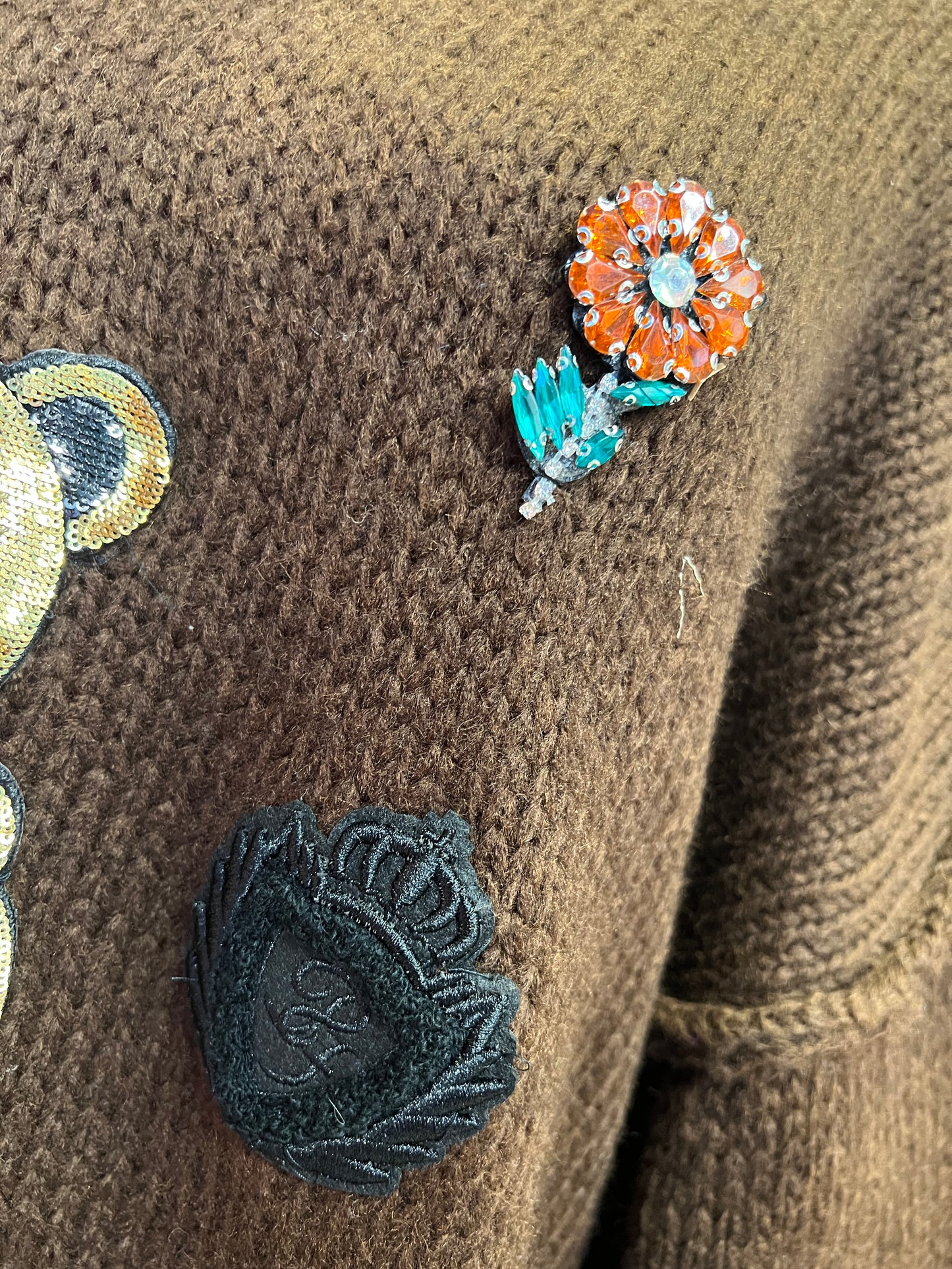 ABpink 🩷 maglia over cioccolato con profili grigi applicazione patch teddy micro paillettes ,patch cristalli e scritta Bonjour in paillettes