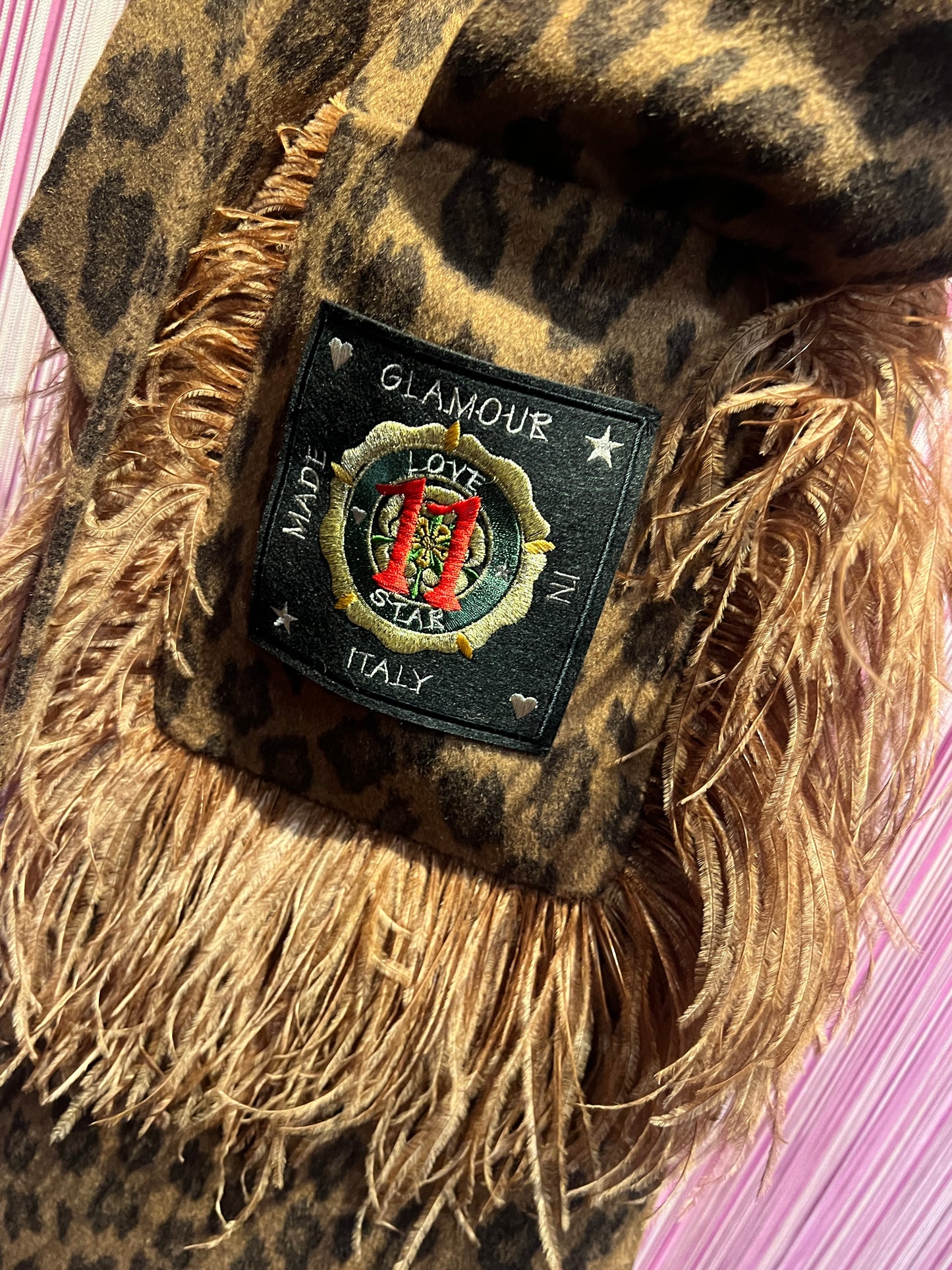 11 love is glamour cappotto fantasia leopardo marrone tasche patch e piume