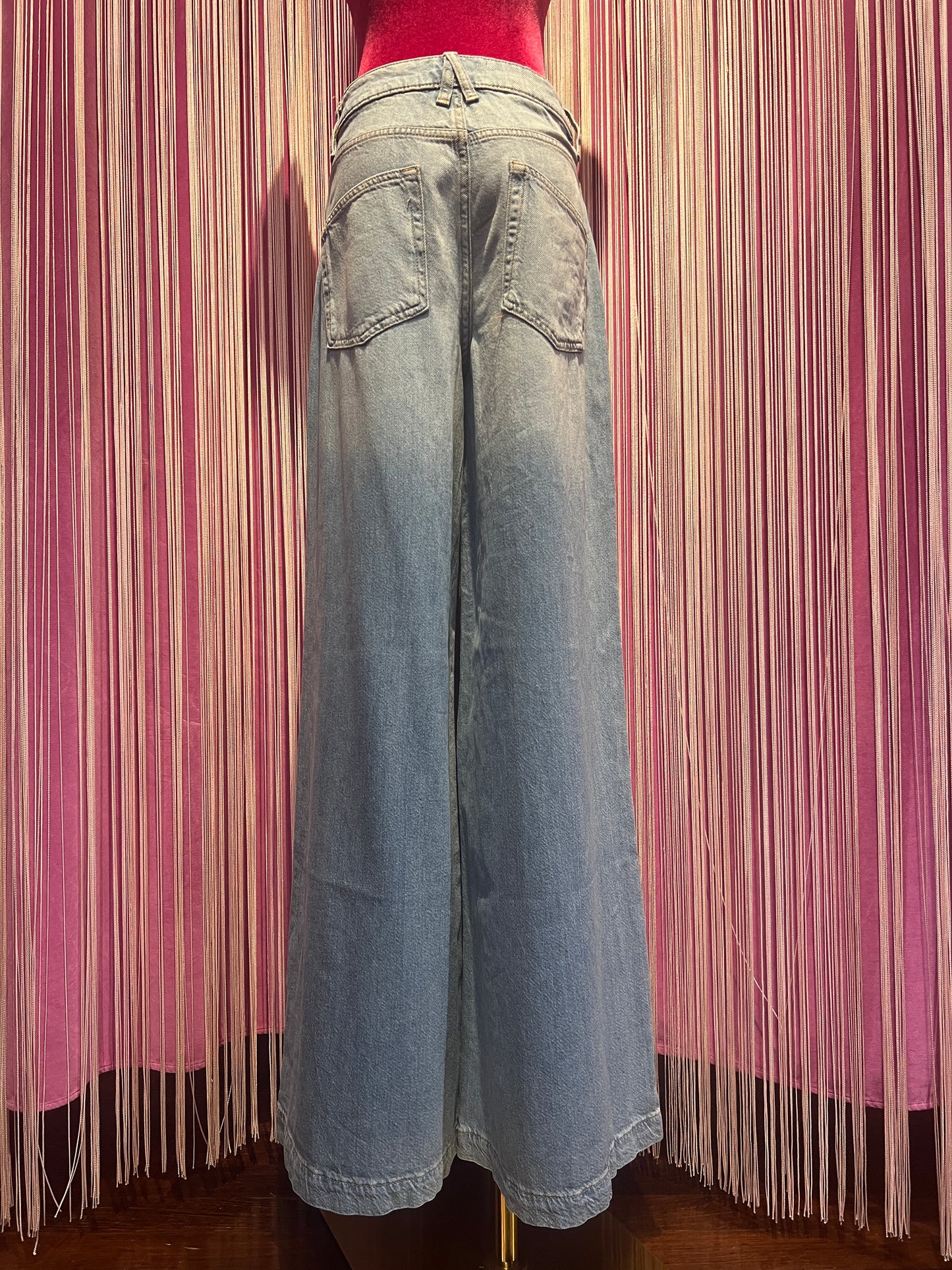 The room jeans over a palazzo con applicazioni pizzo