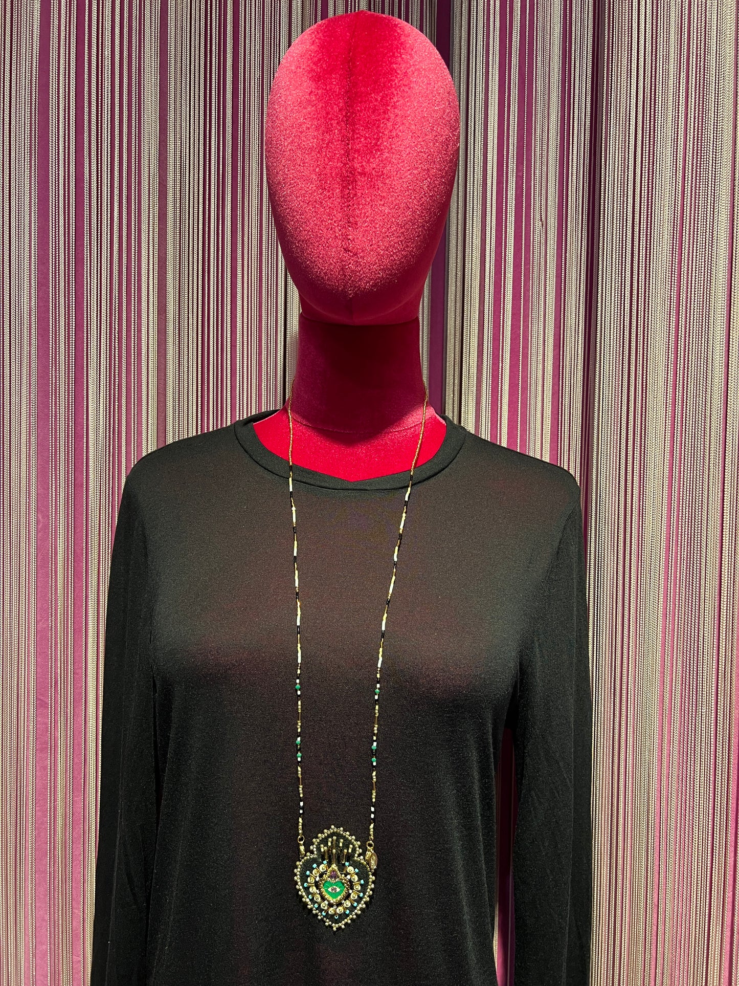 Collana lunga perline nere oro e cuore sacro